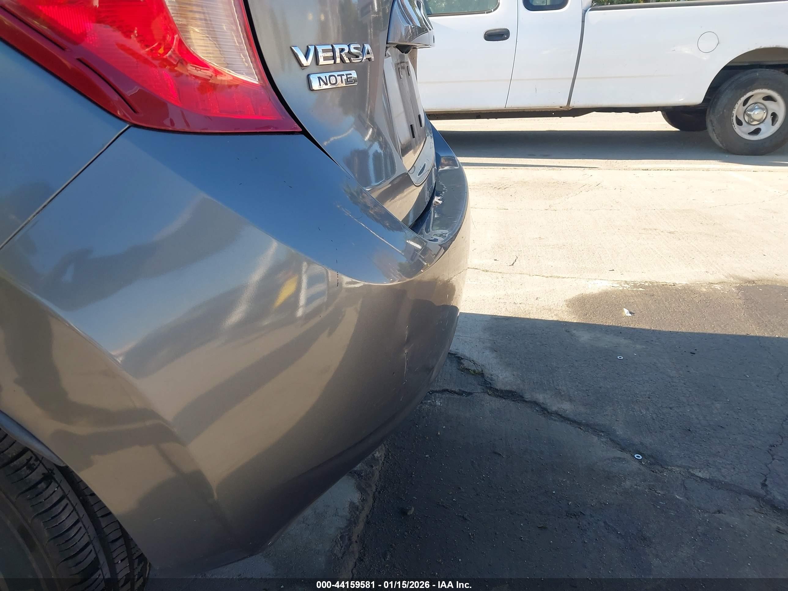 NISSAN VERSA image 6