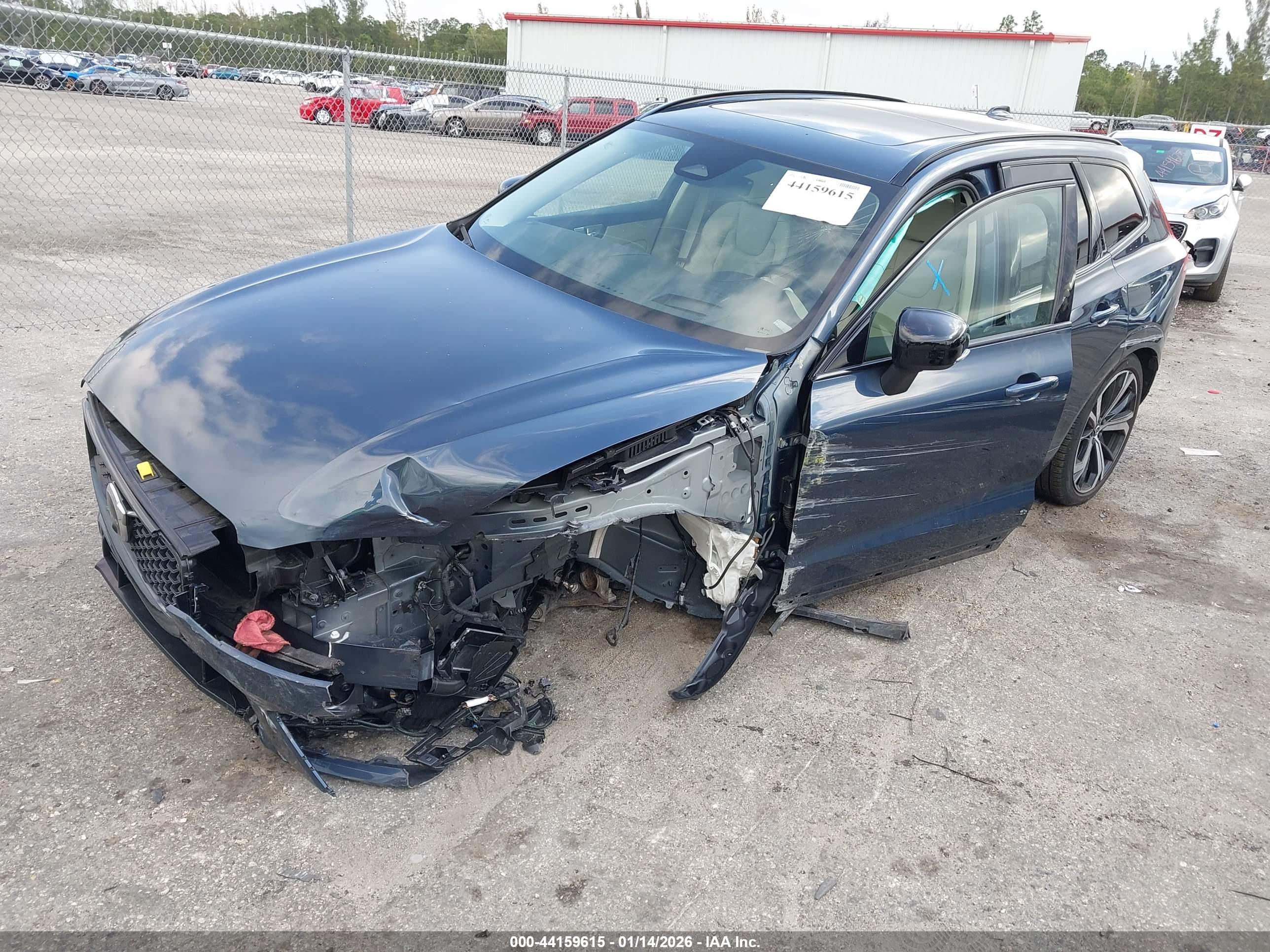 VOLVO XC60 image 2