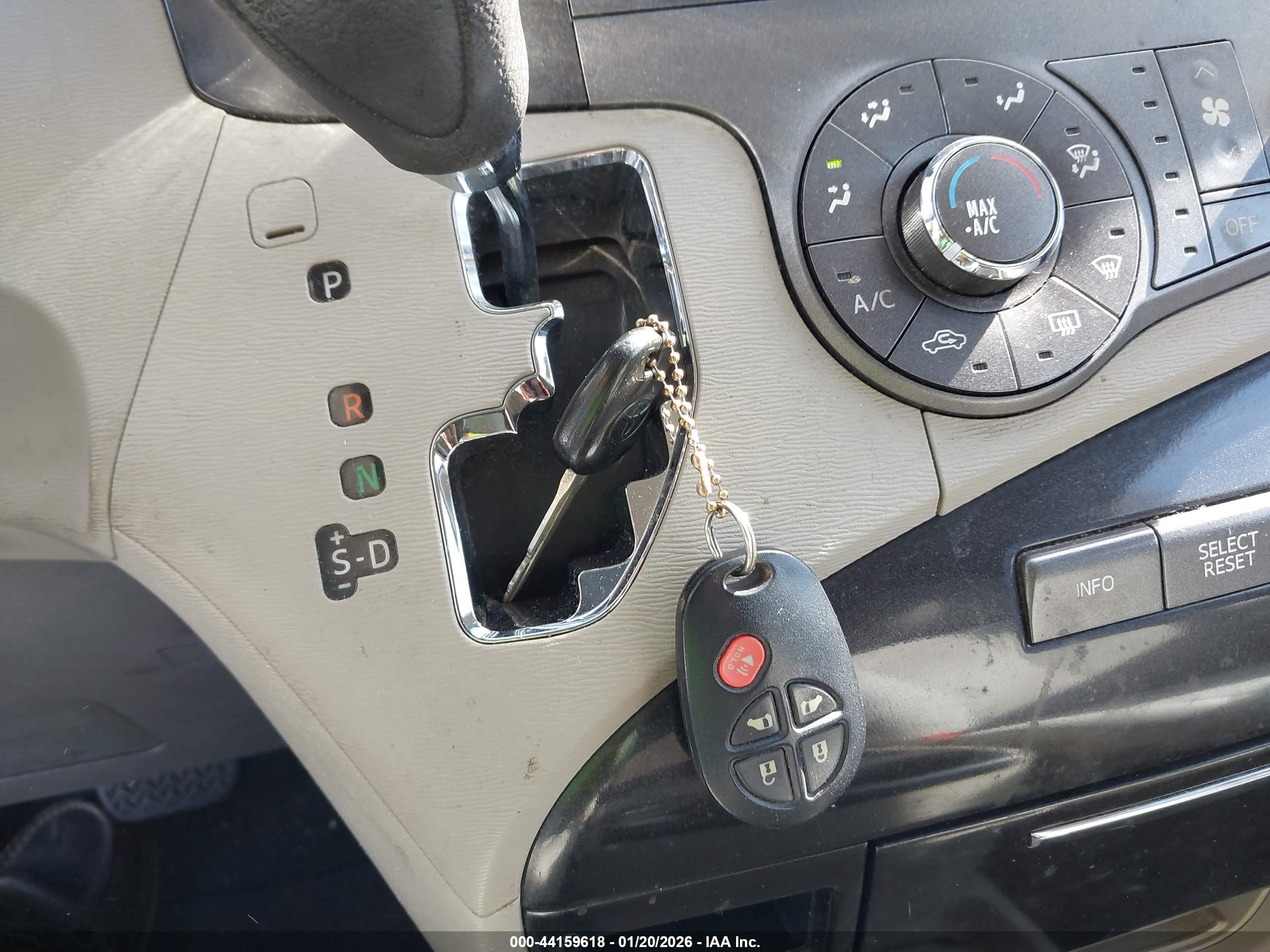 TOYOTA SIENNA image 11