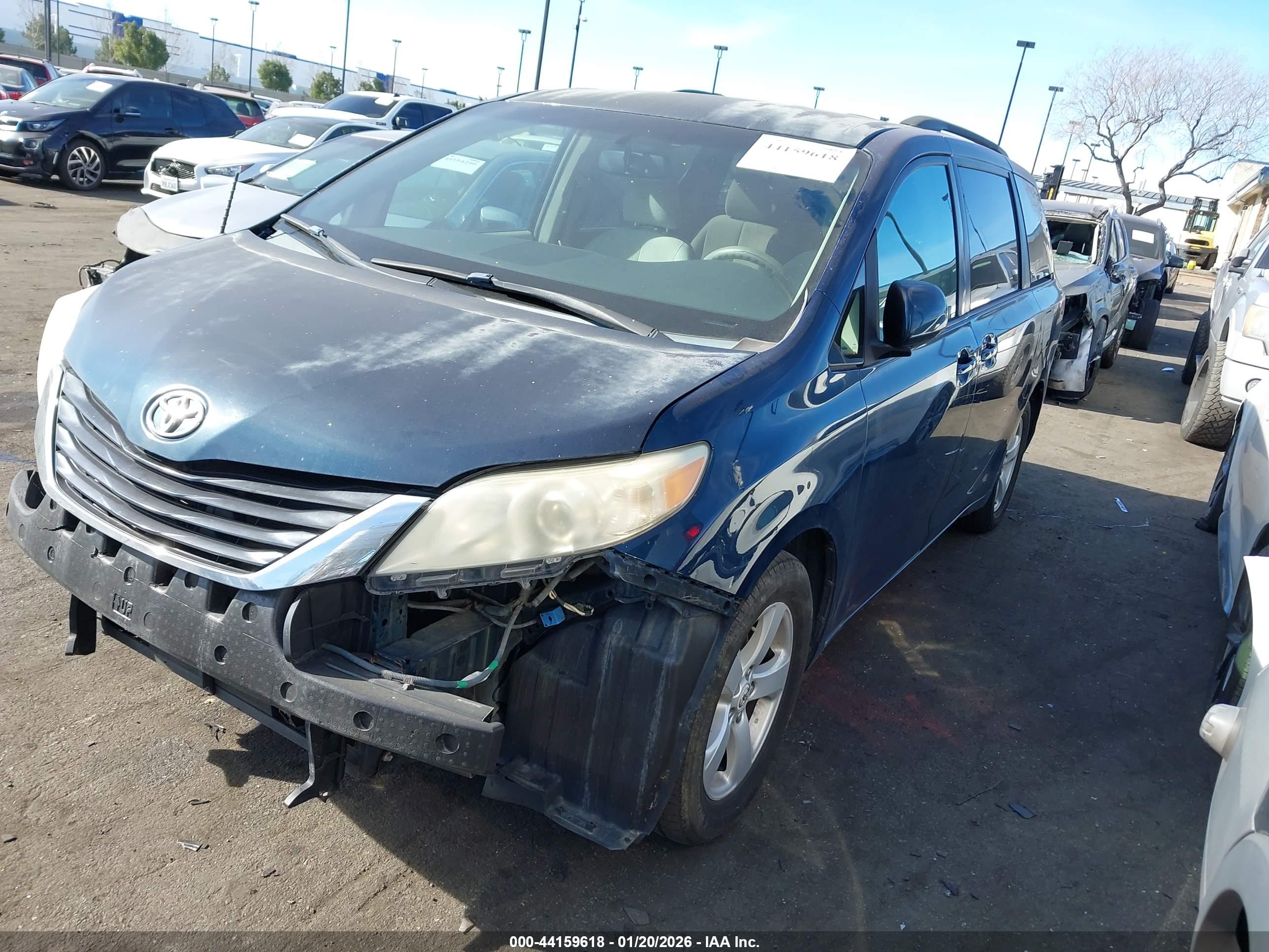 TOYOTA SIENNA image 2