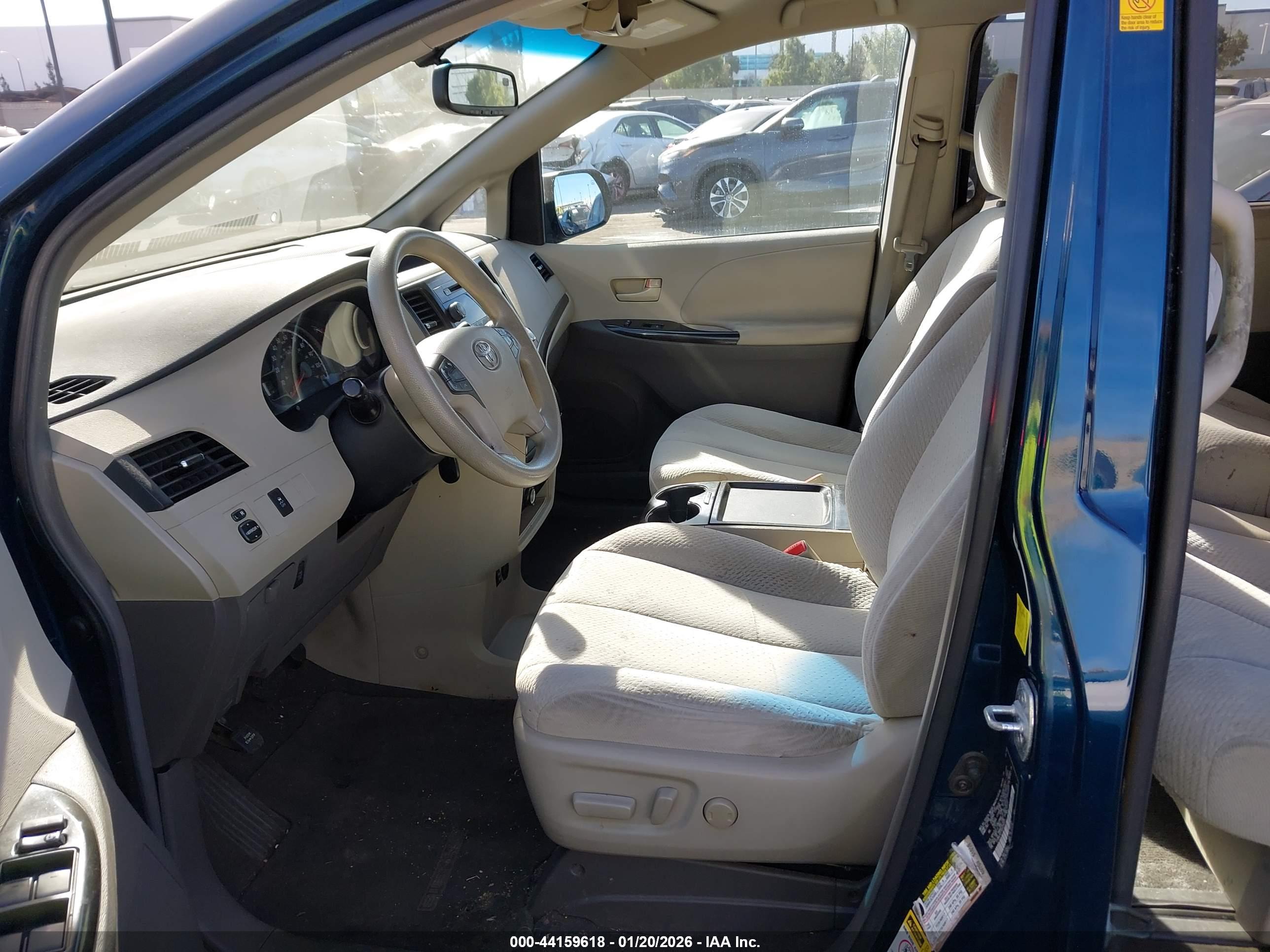 TOYOTA SIENNA image 5