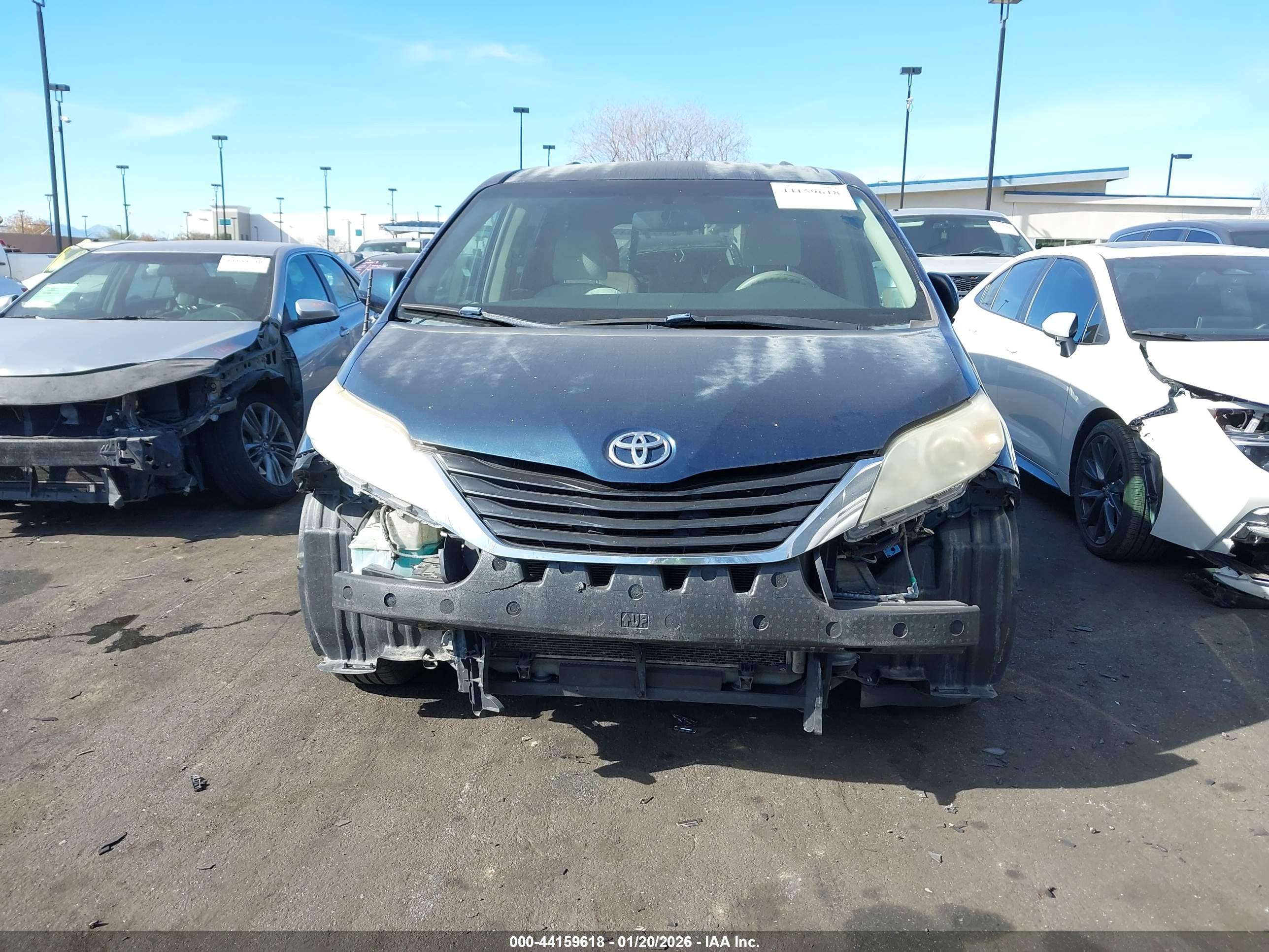 TOYOTA SIENNA image 6