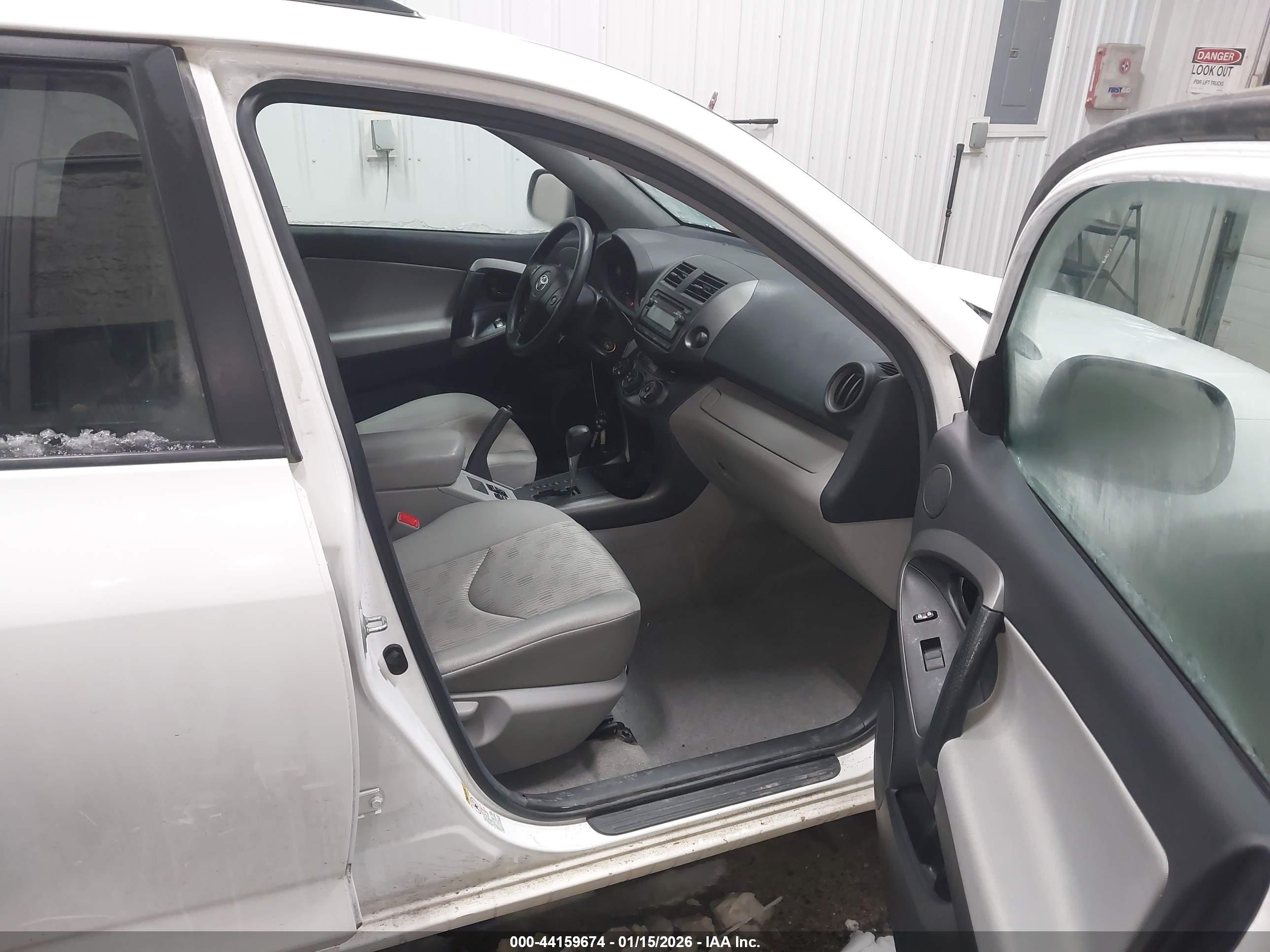 TOYOTA RAV4 image 5