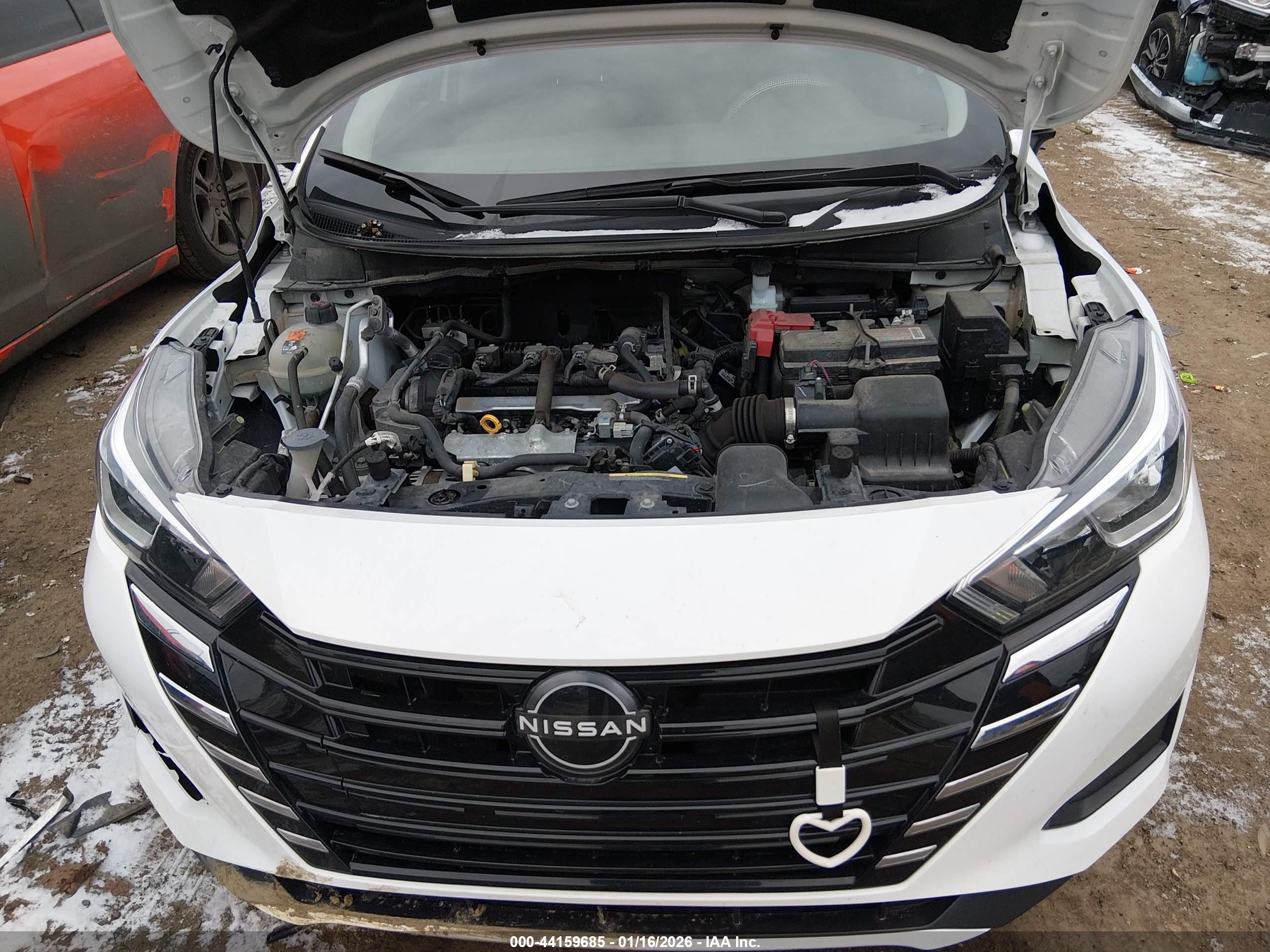 NISSAN VERSA image 10