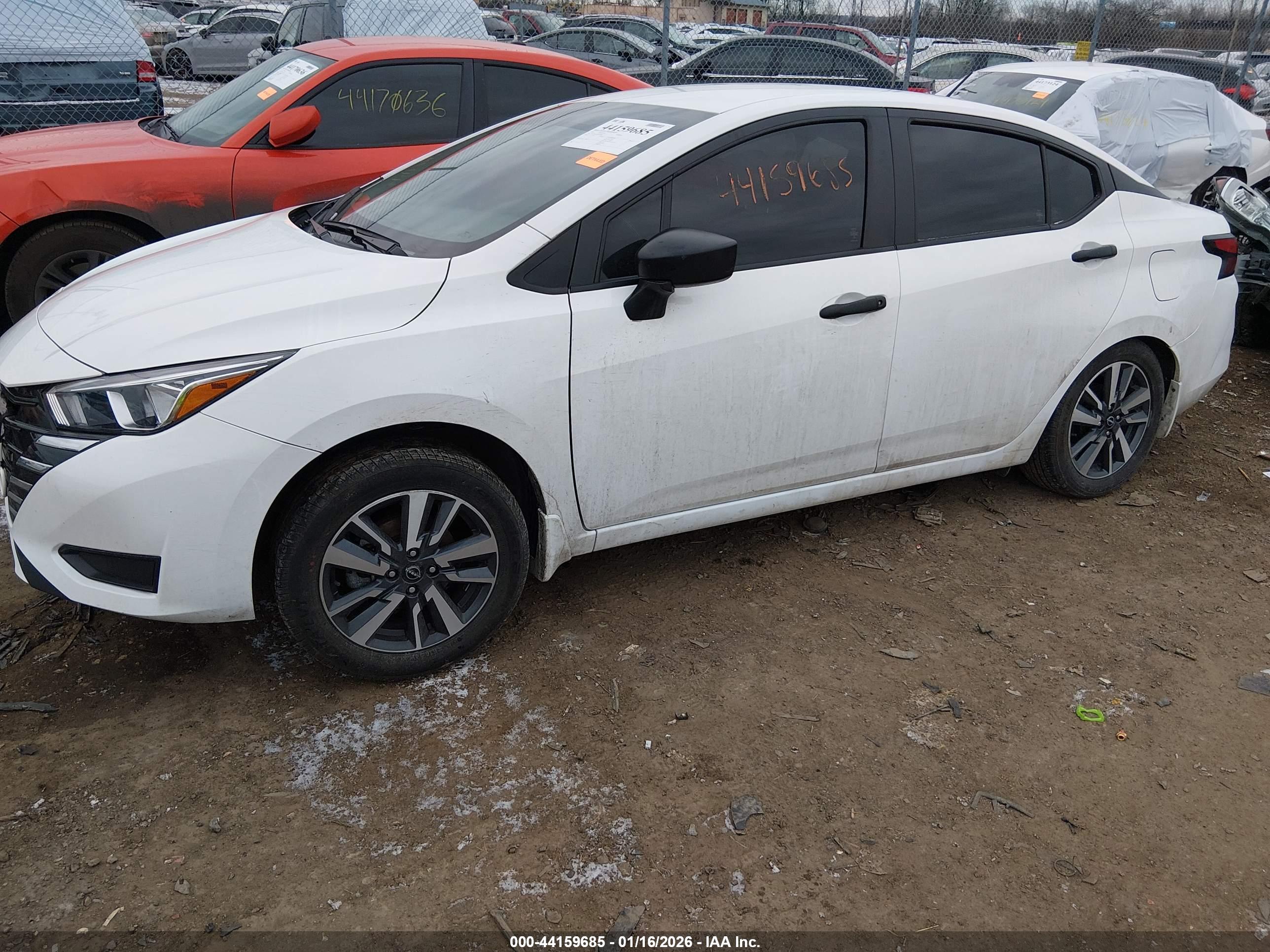 NISSAN VERSA image 2
