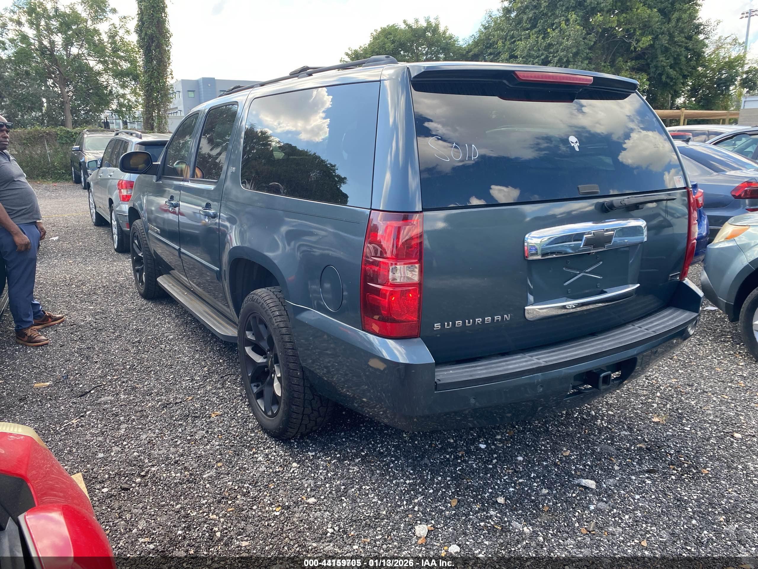 CHEVROLET SUBURBAN image 3