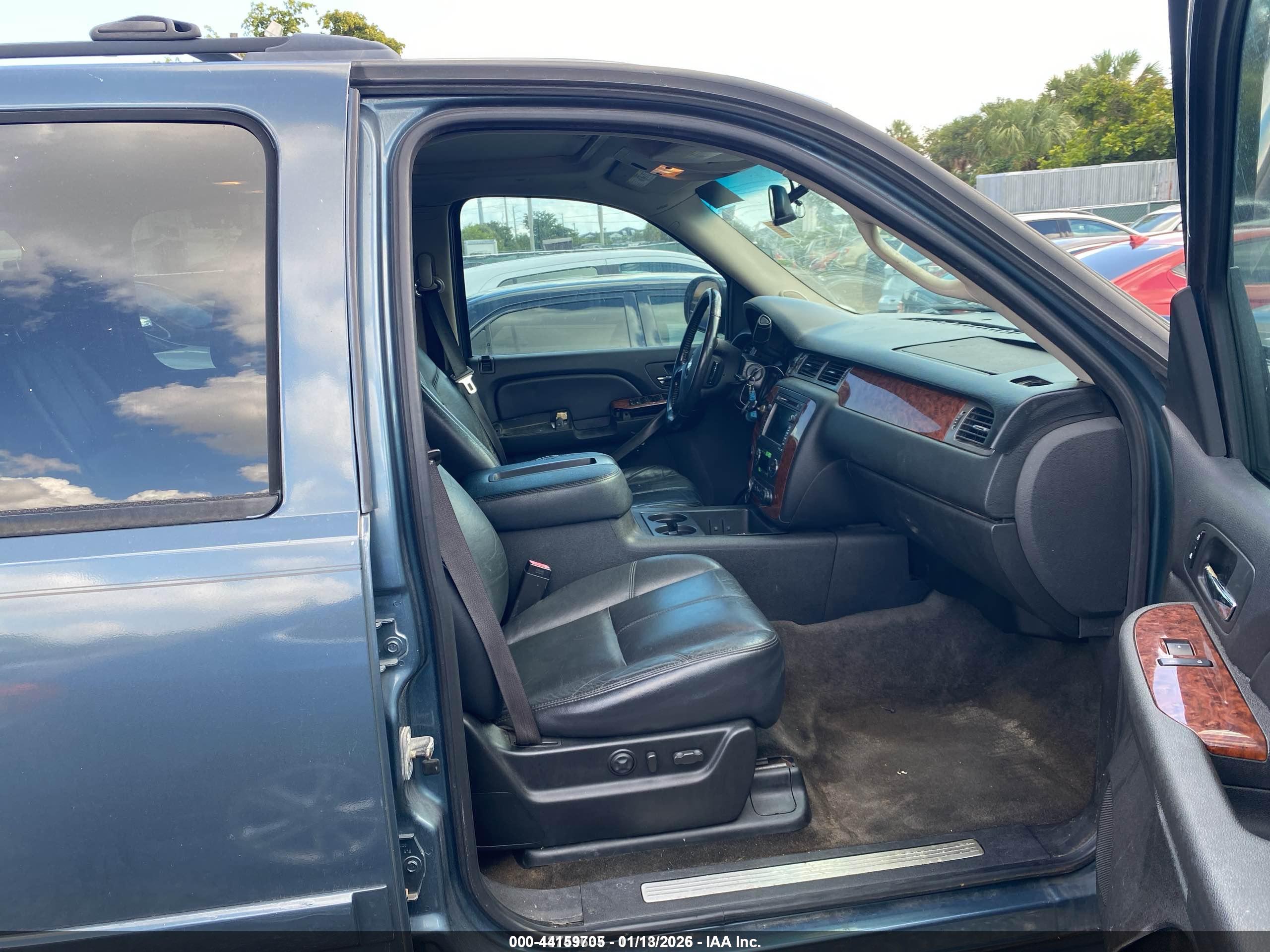 CHEVROLET SUBURBAN image 5