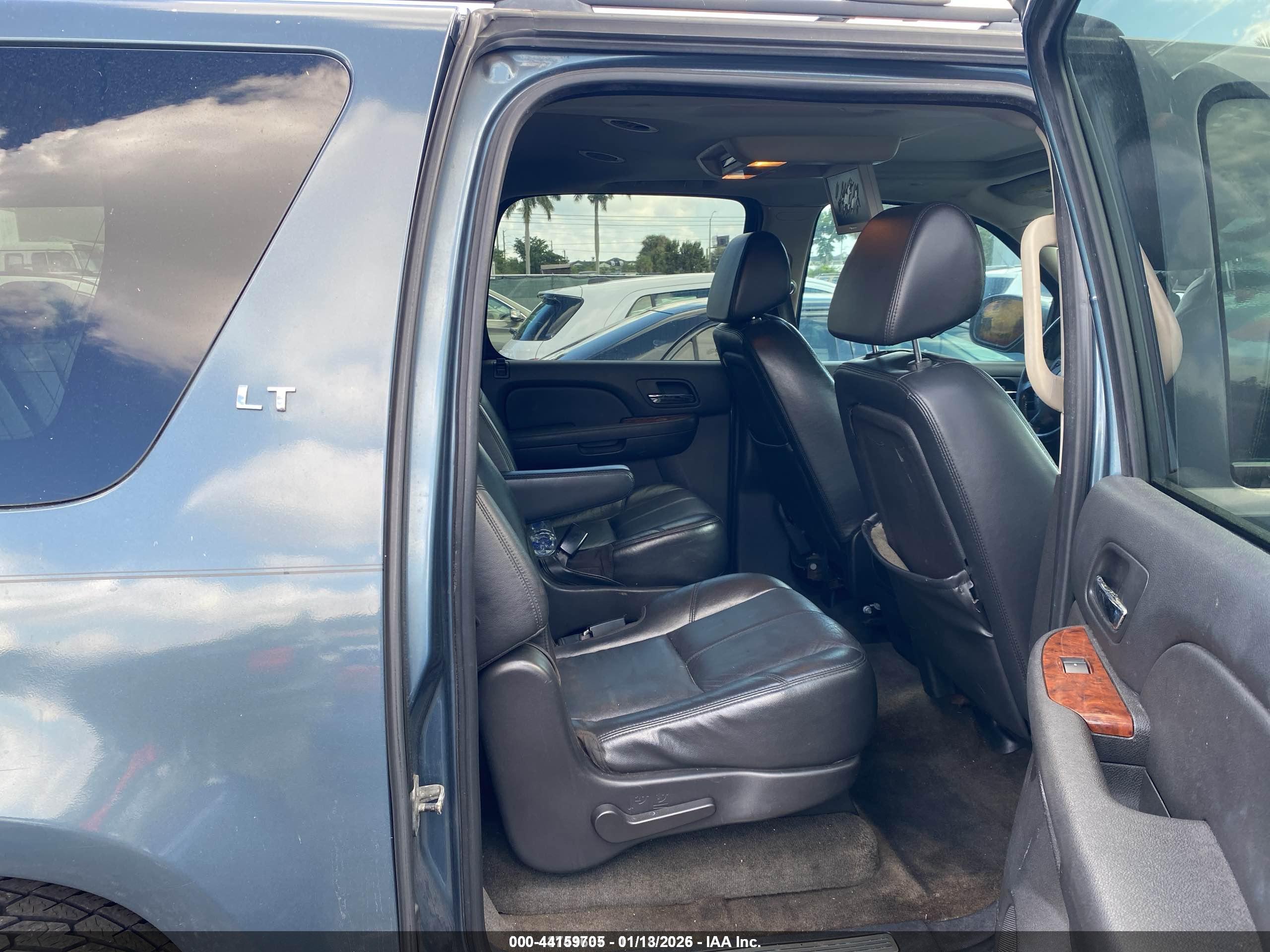 CHEVROLET SUBURBAN image 8