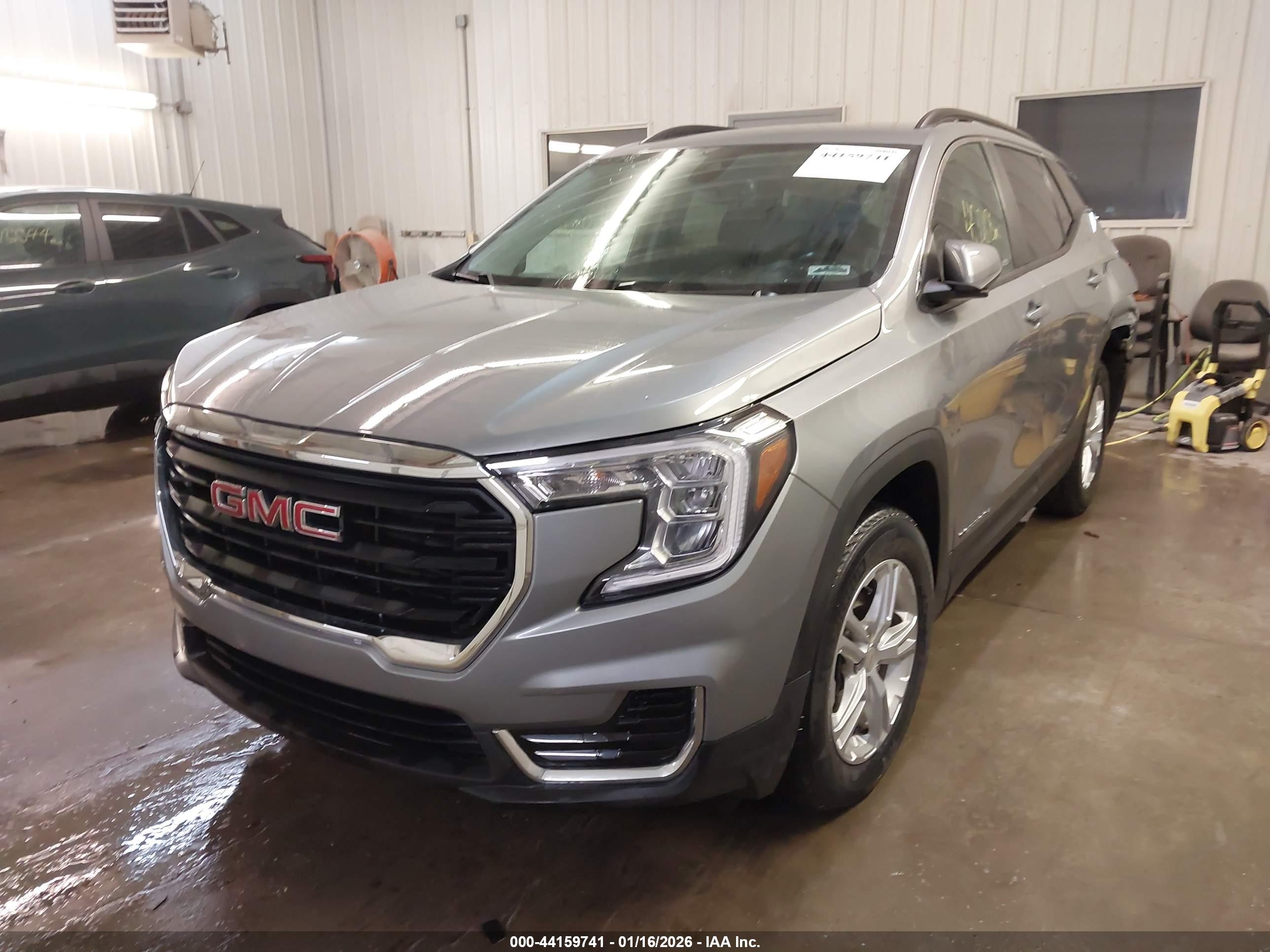 GMC TERRAIN image 2