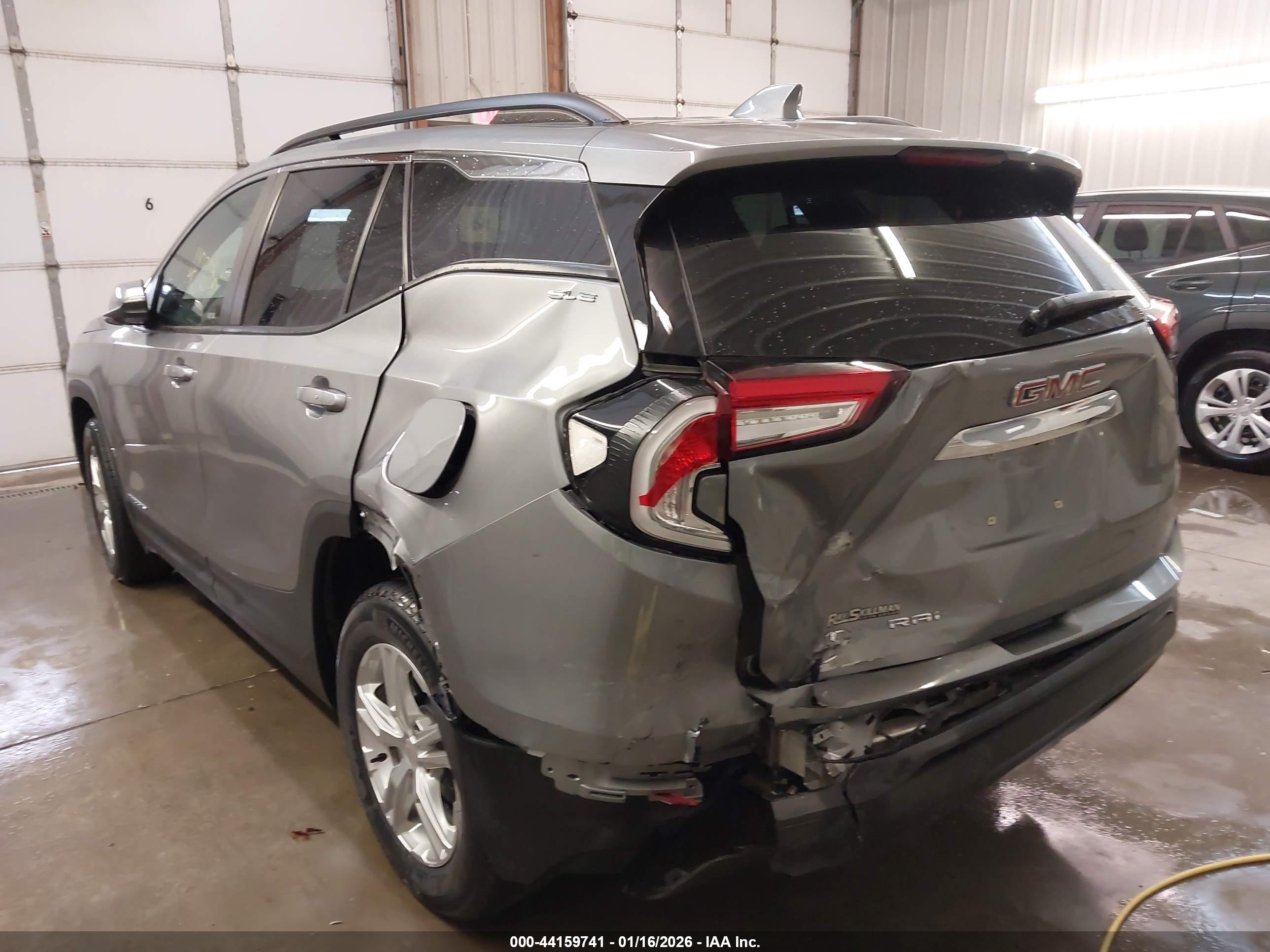 GMC TERRAIN image 6