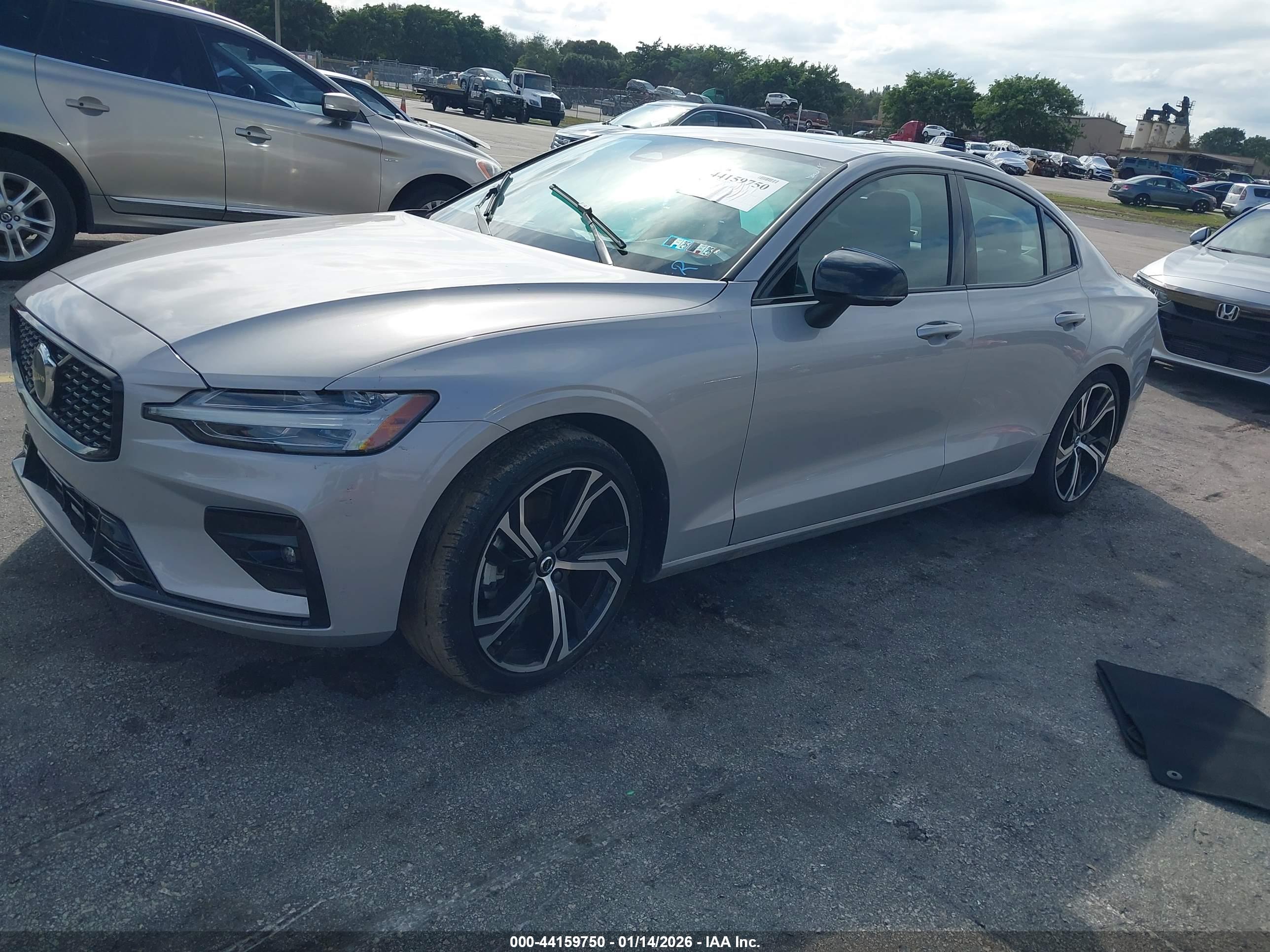 VOLVO S60 image 2