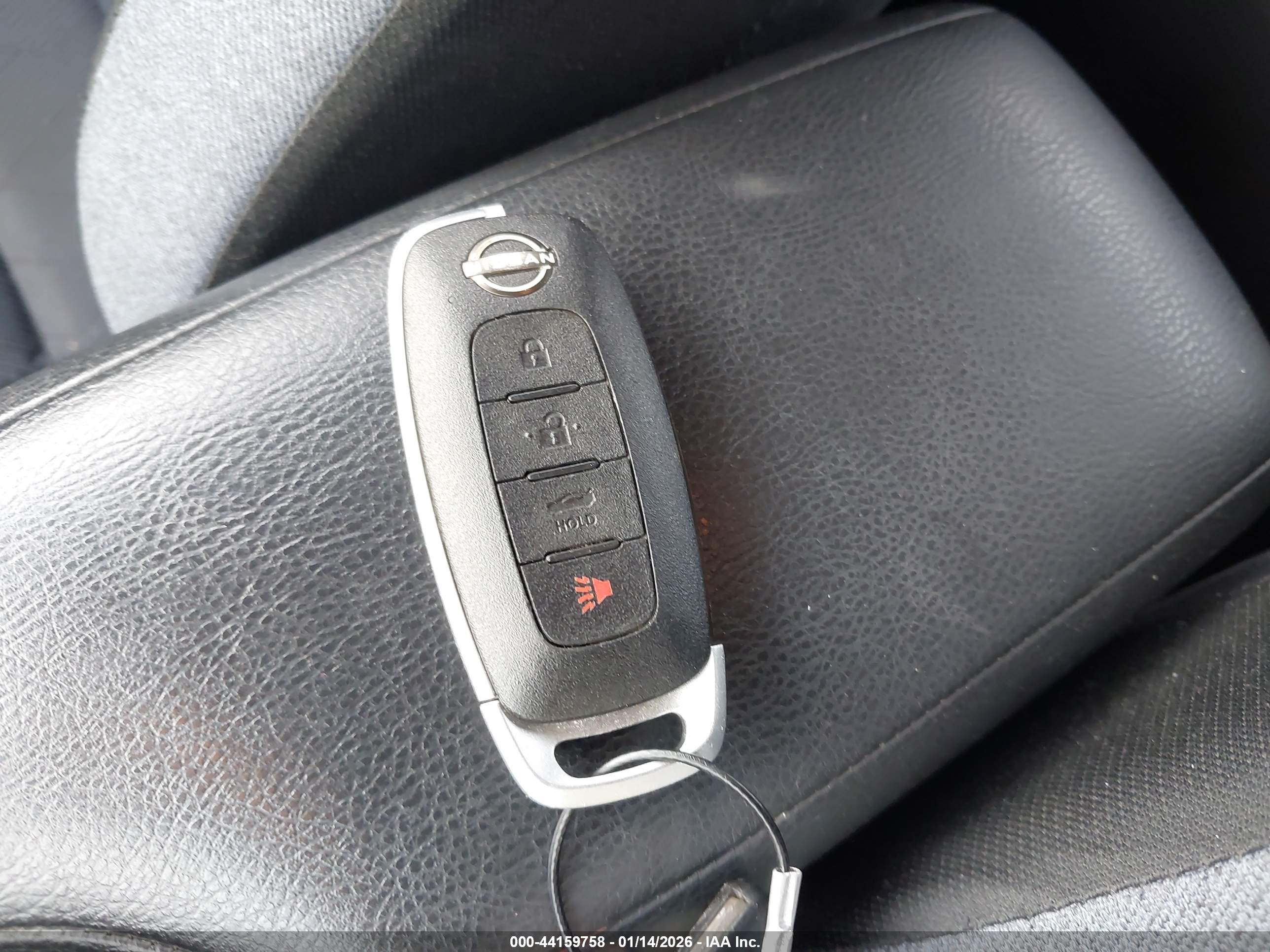 NISSAN VERSA image 11