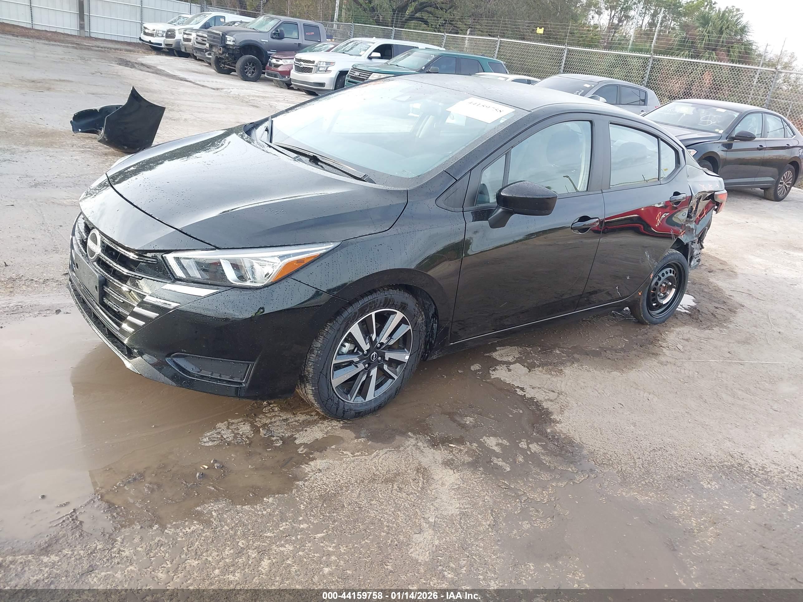 NISSAN VERSA image 2