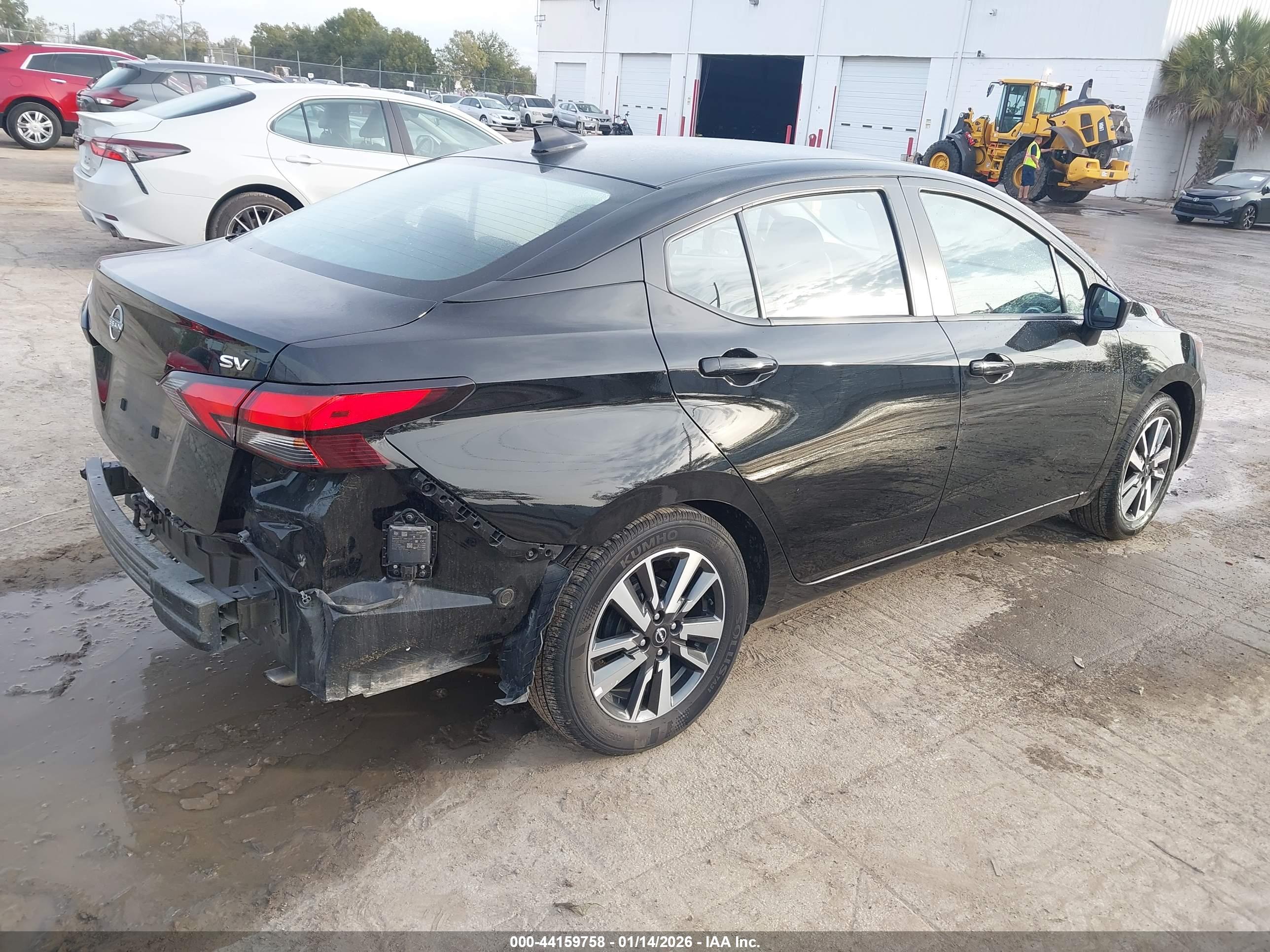 NISSAN VERSA image 4