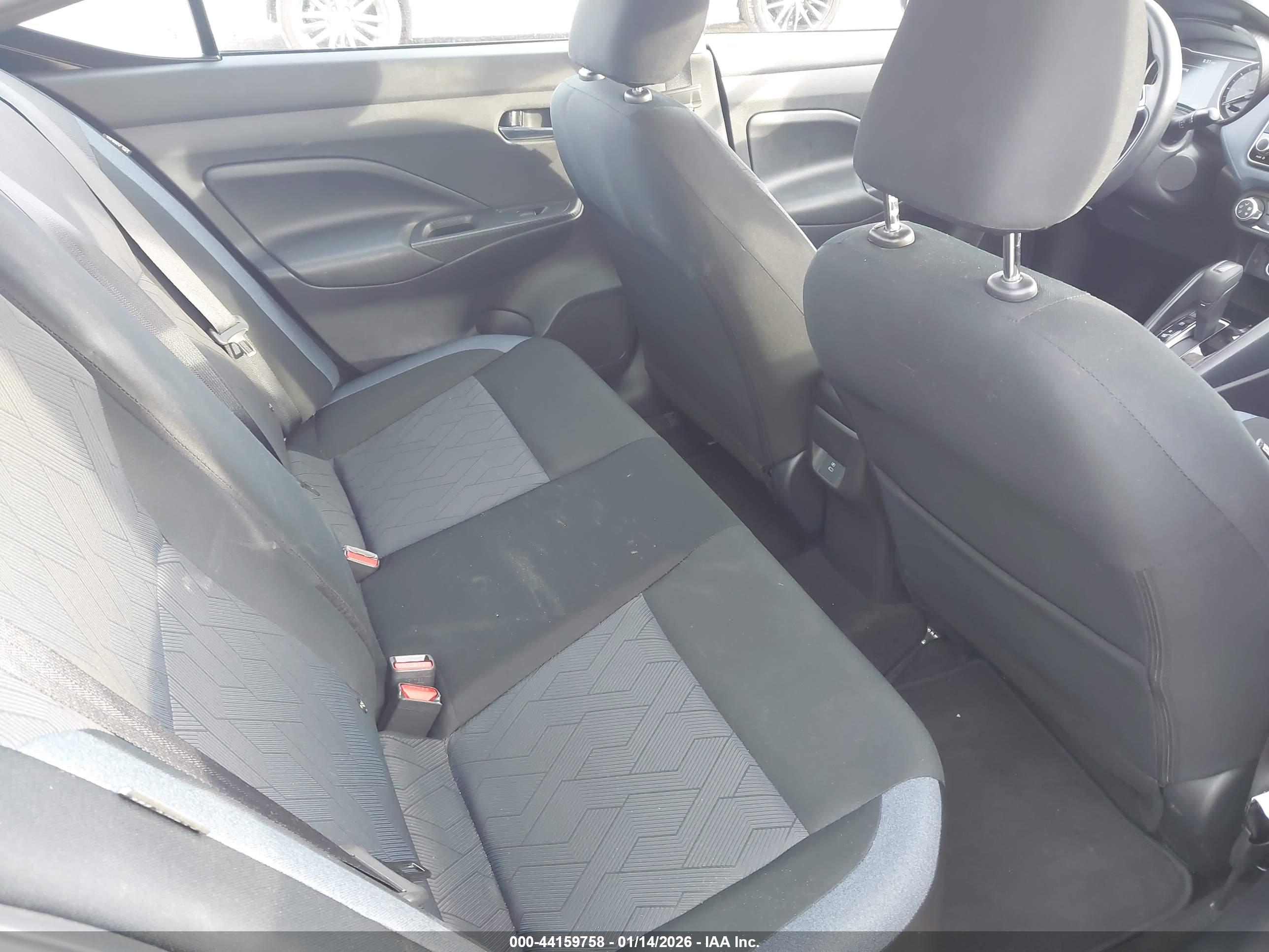 NISSAN VERSA image 8