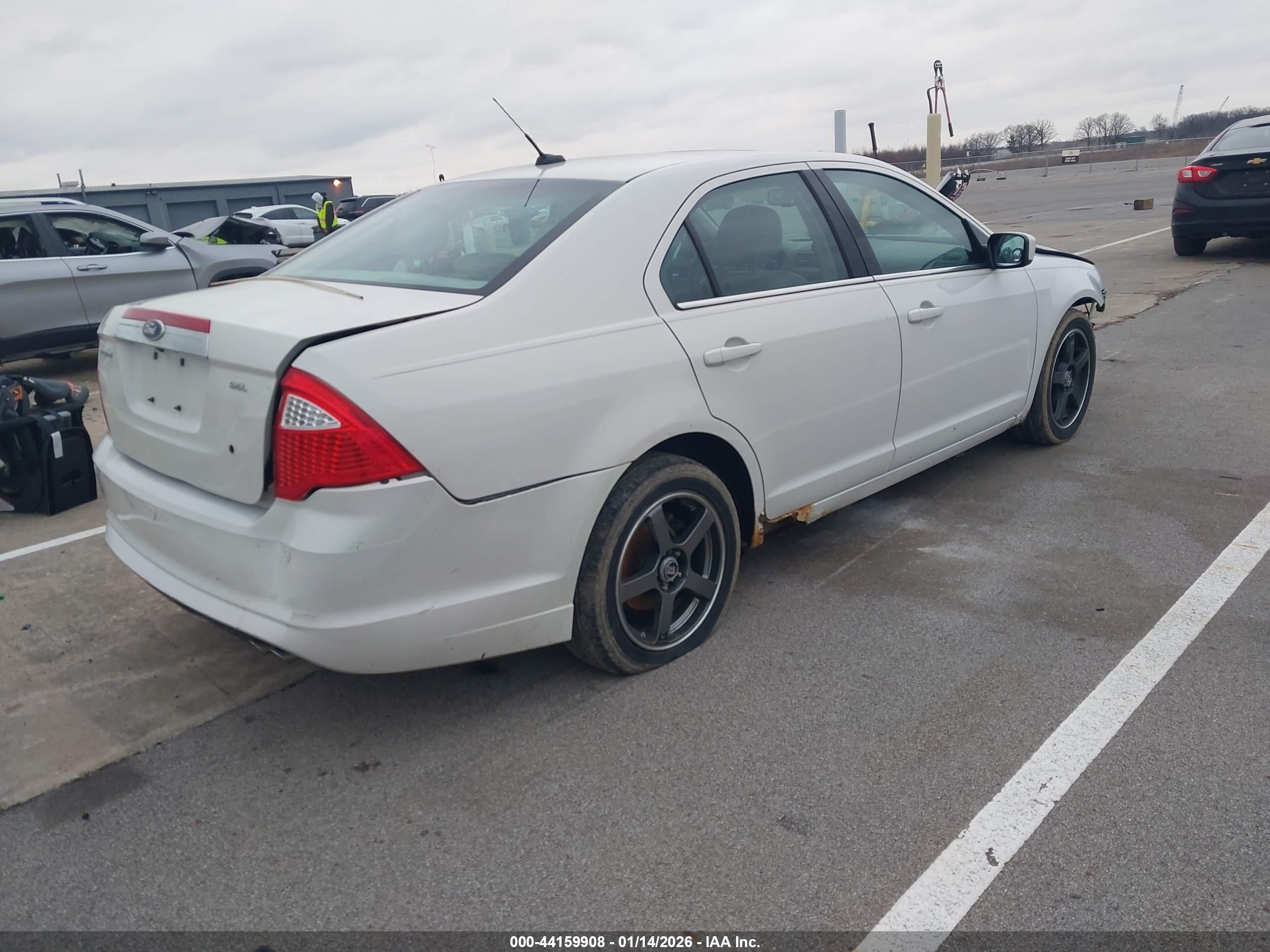 FORD FUSION image 4