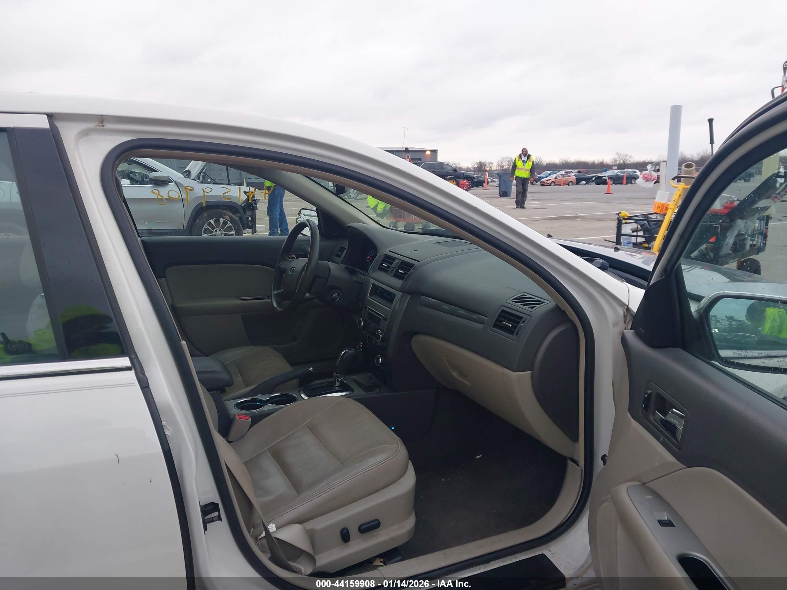 FORD FUSION image 5