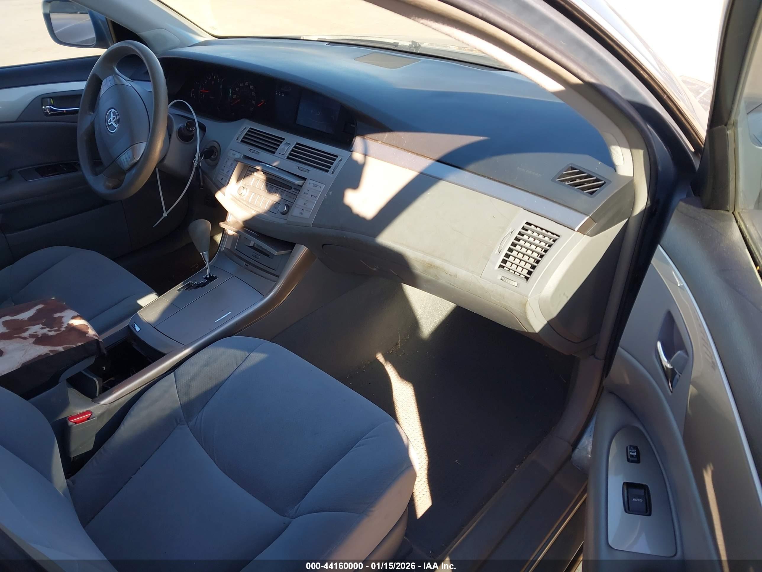 TOYOTA AVALON image 5