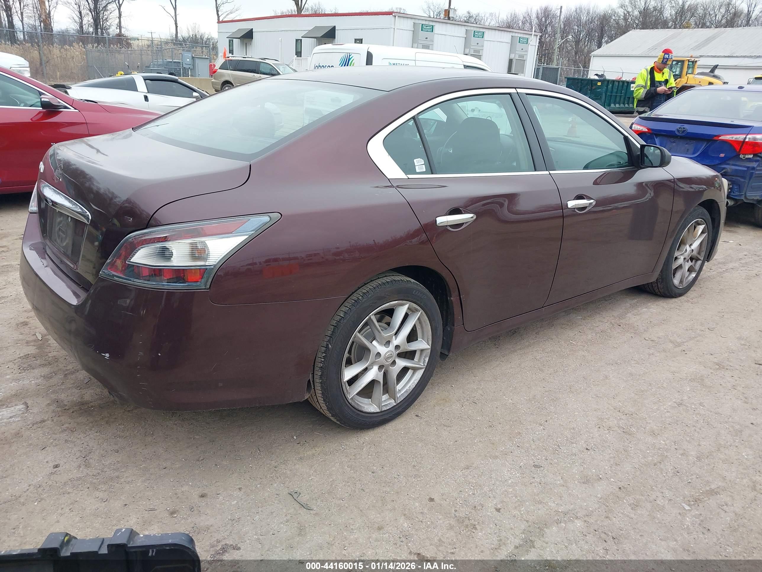 NISSAN MAXIMA image 4