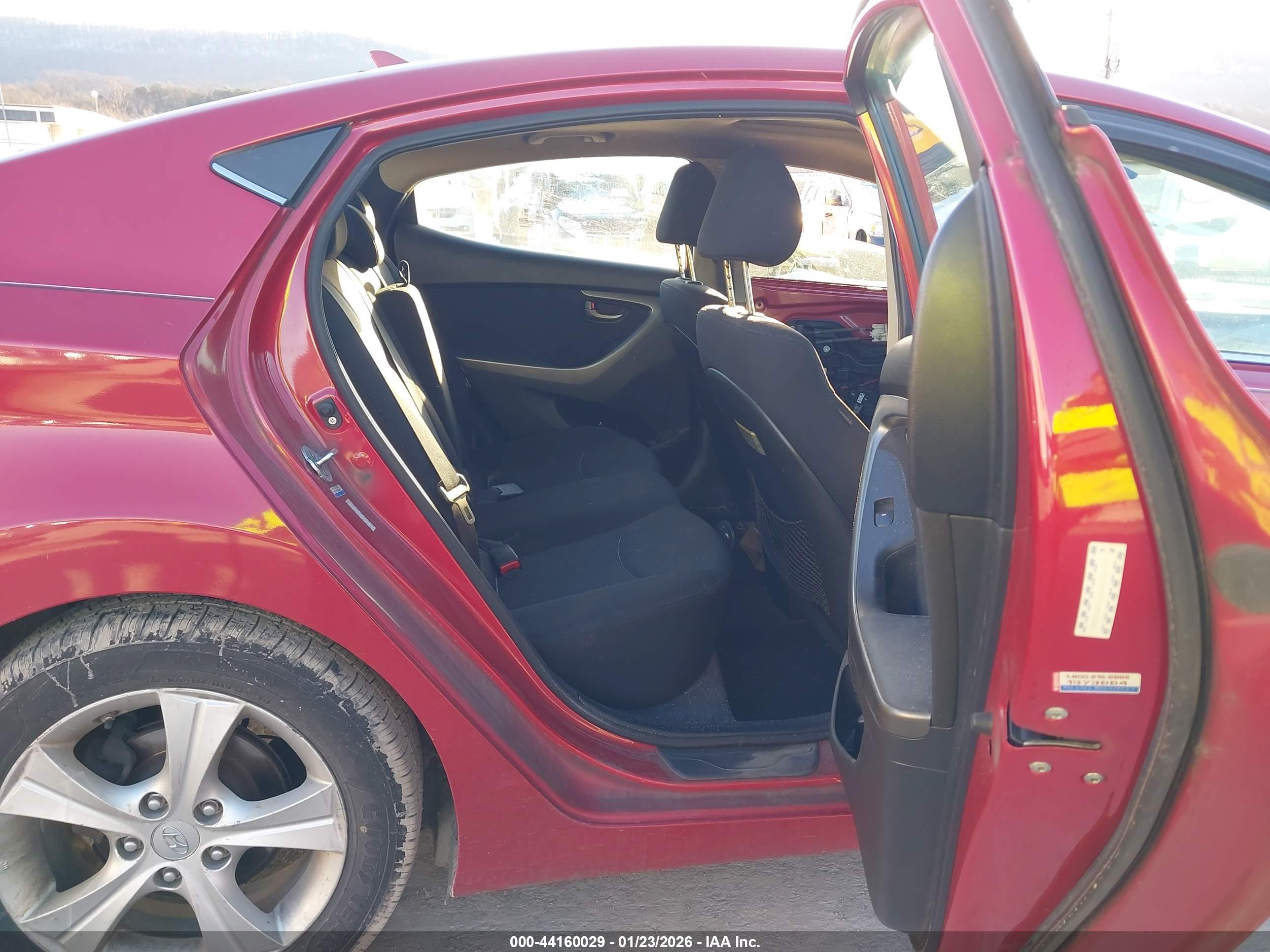 HYUNDAI ELANTRA image 8