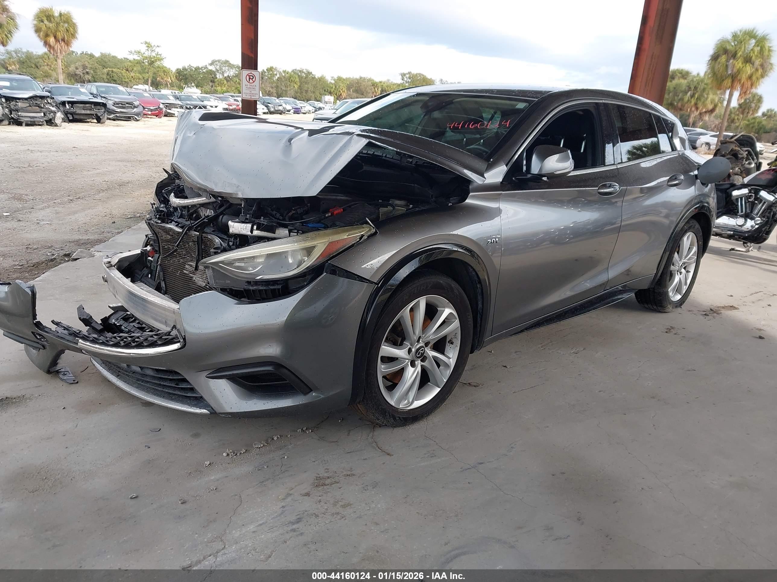 INFINITI QX30 image 2