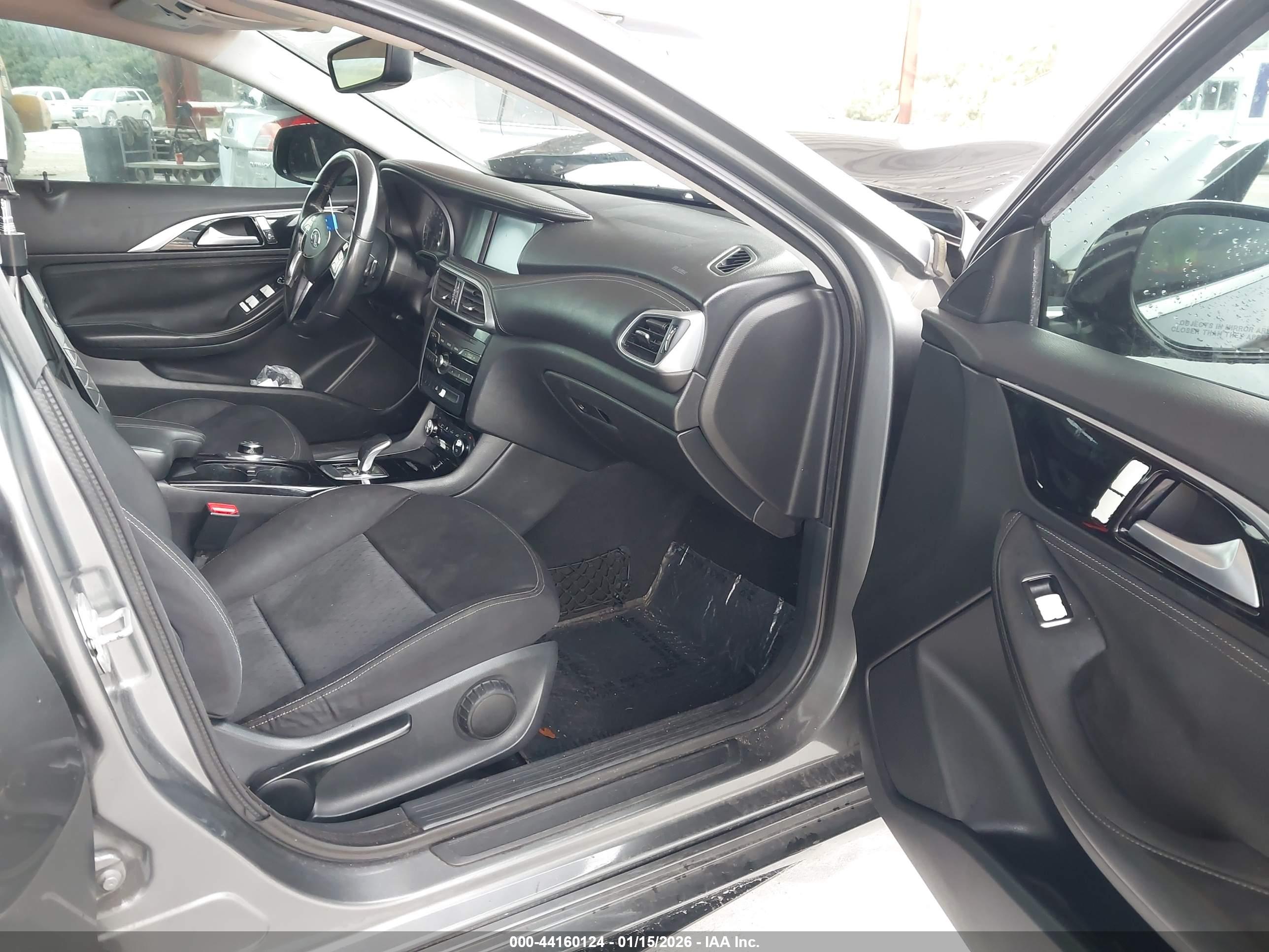 INFINITI QX30 image 5