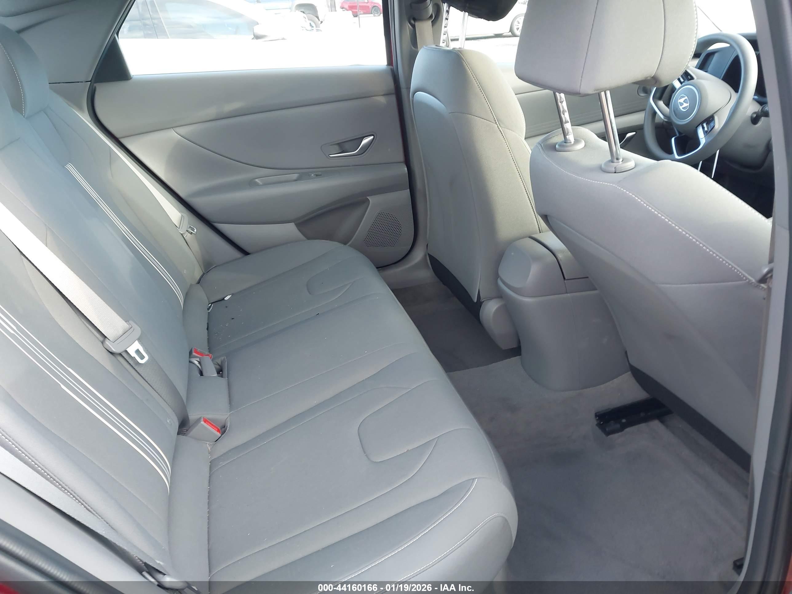 HYUNDAI ELANTRA image 8