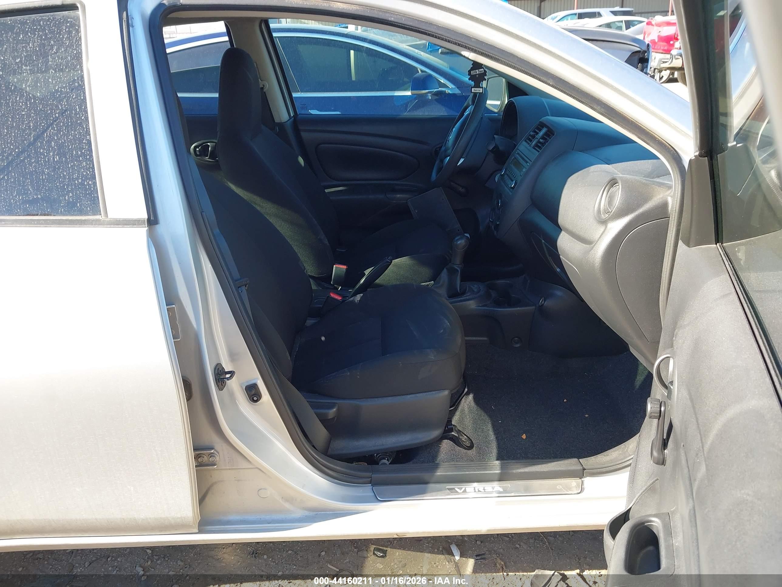 NISSAN VERSA image 5
