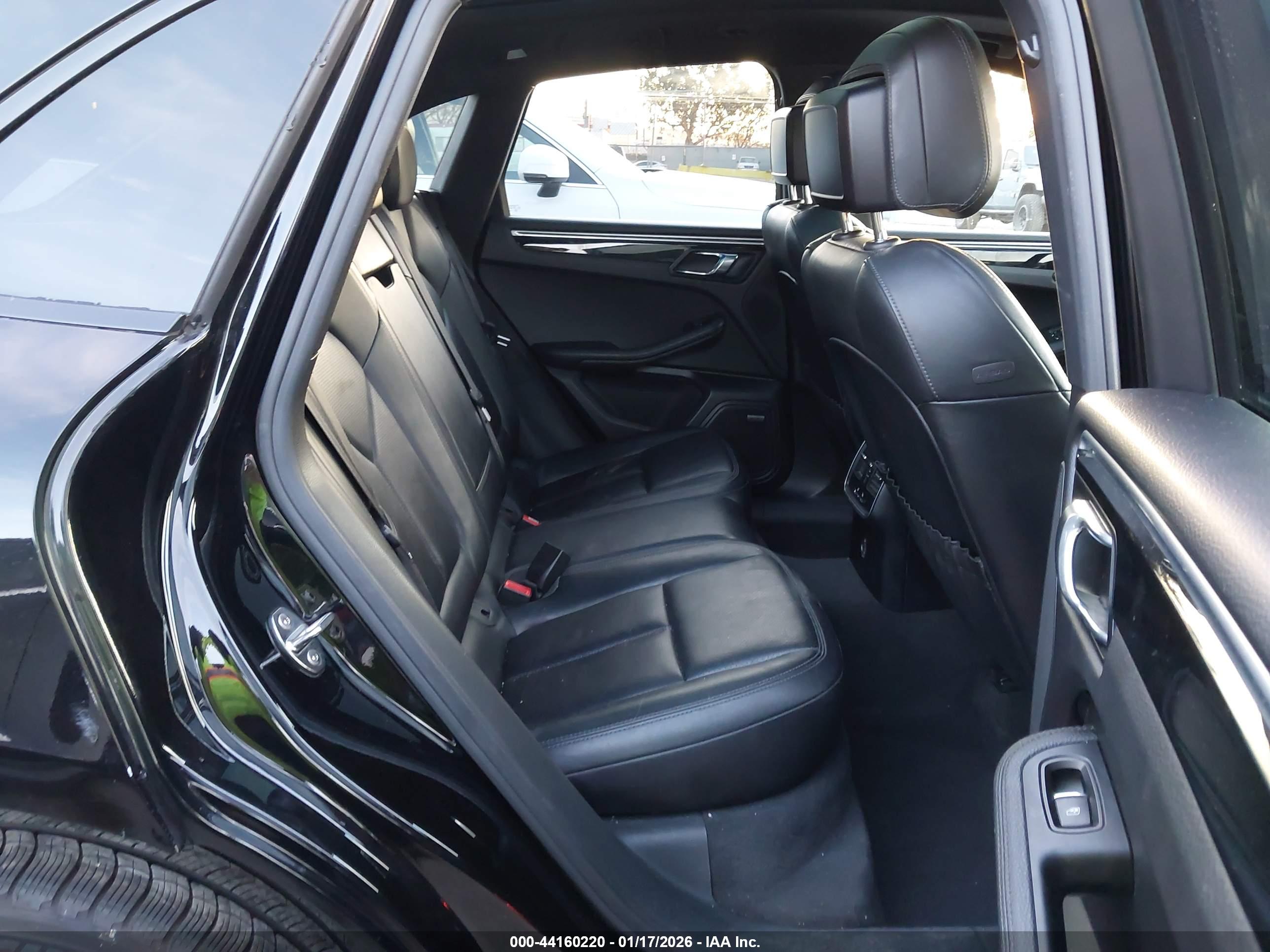 PORSCHE MACAN image 8