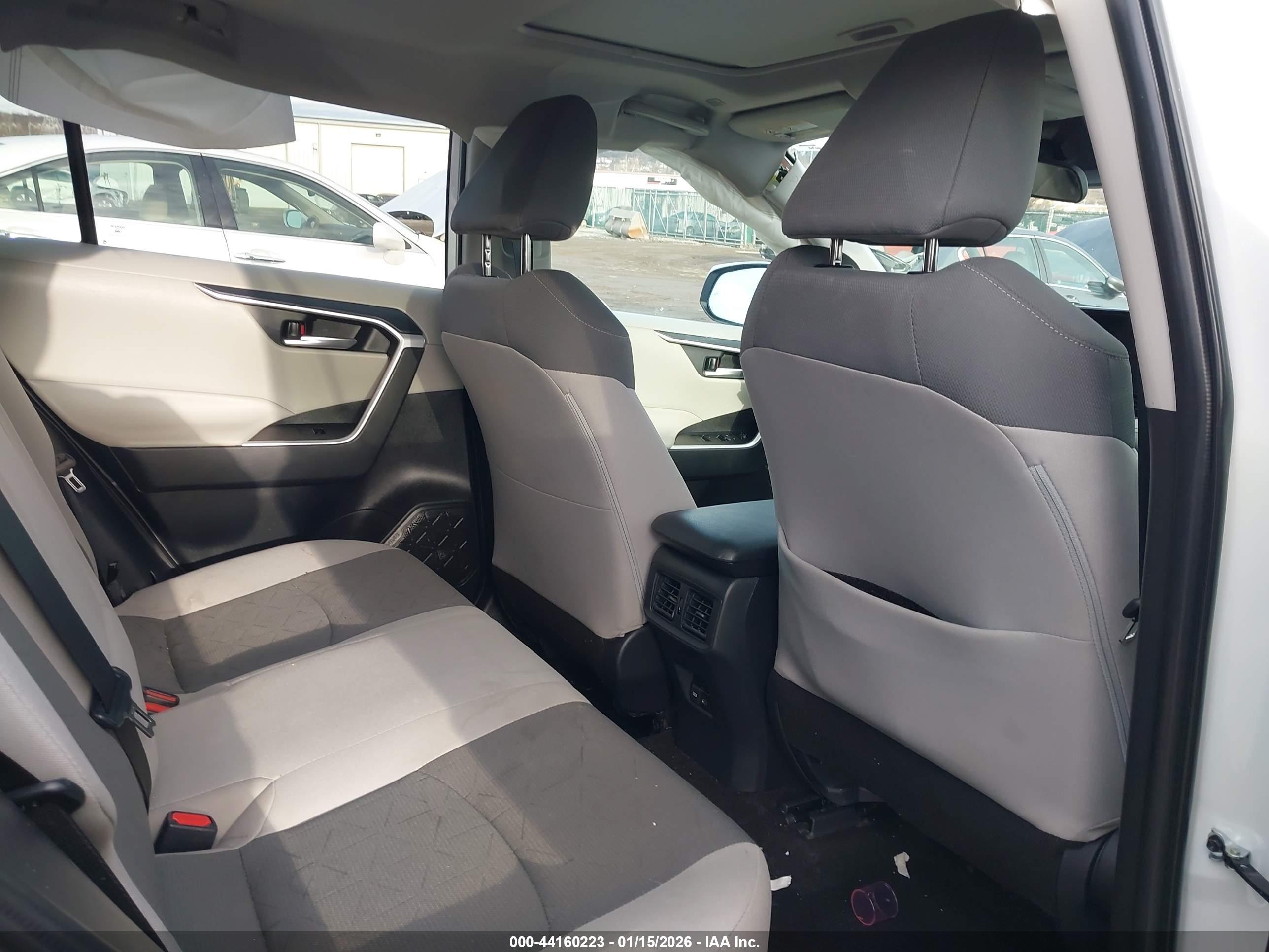 TOYOTA RAV4 image 8