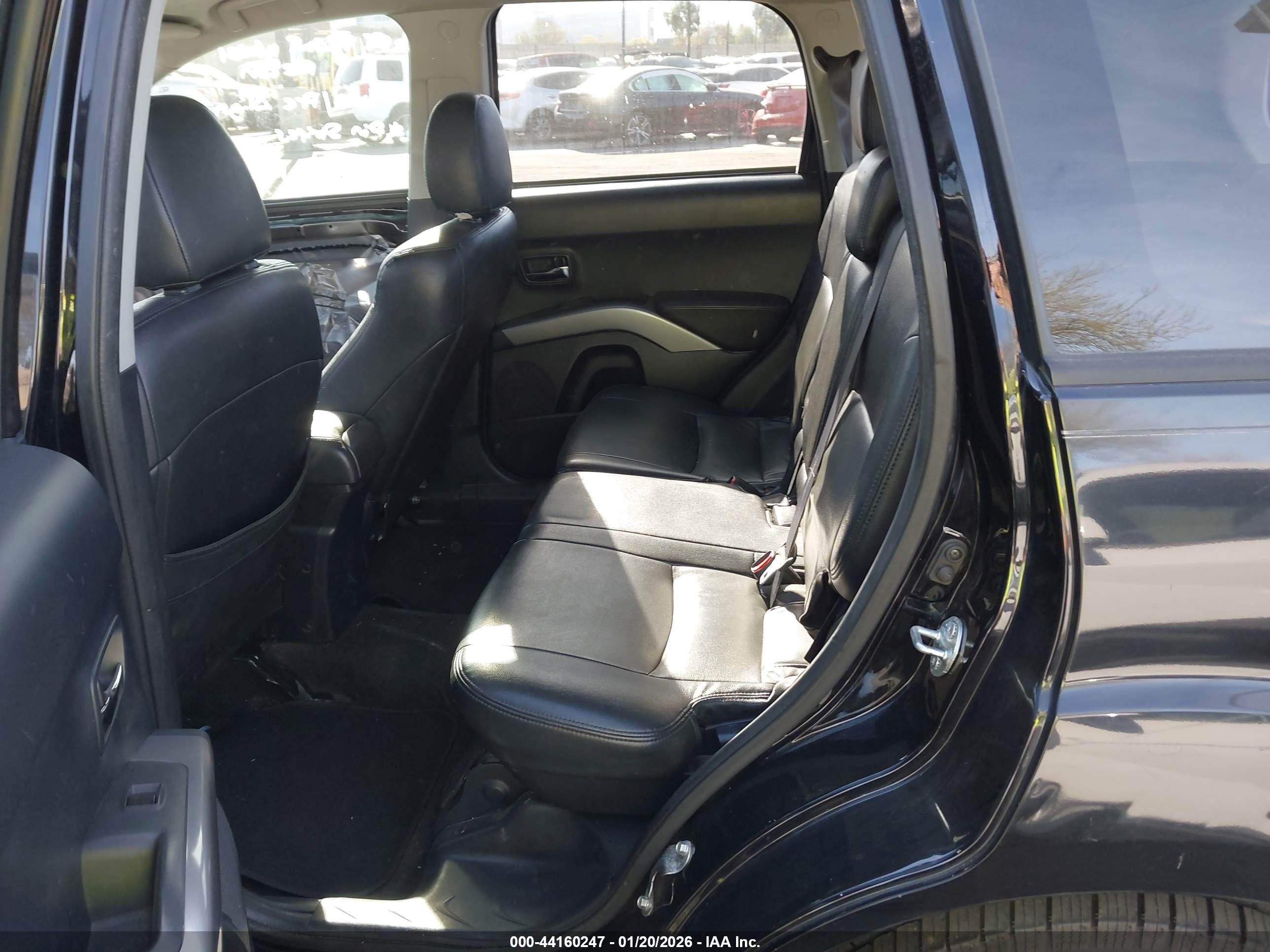 MITSUBISHI OUTLANDER image 8