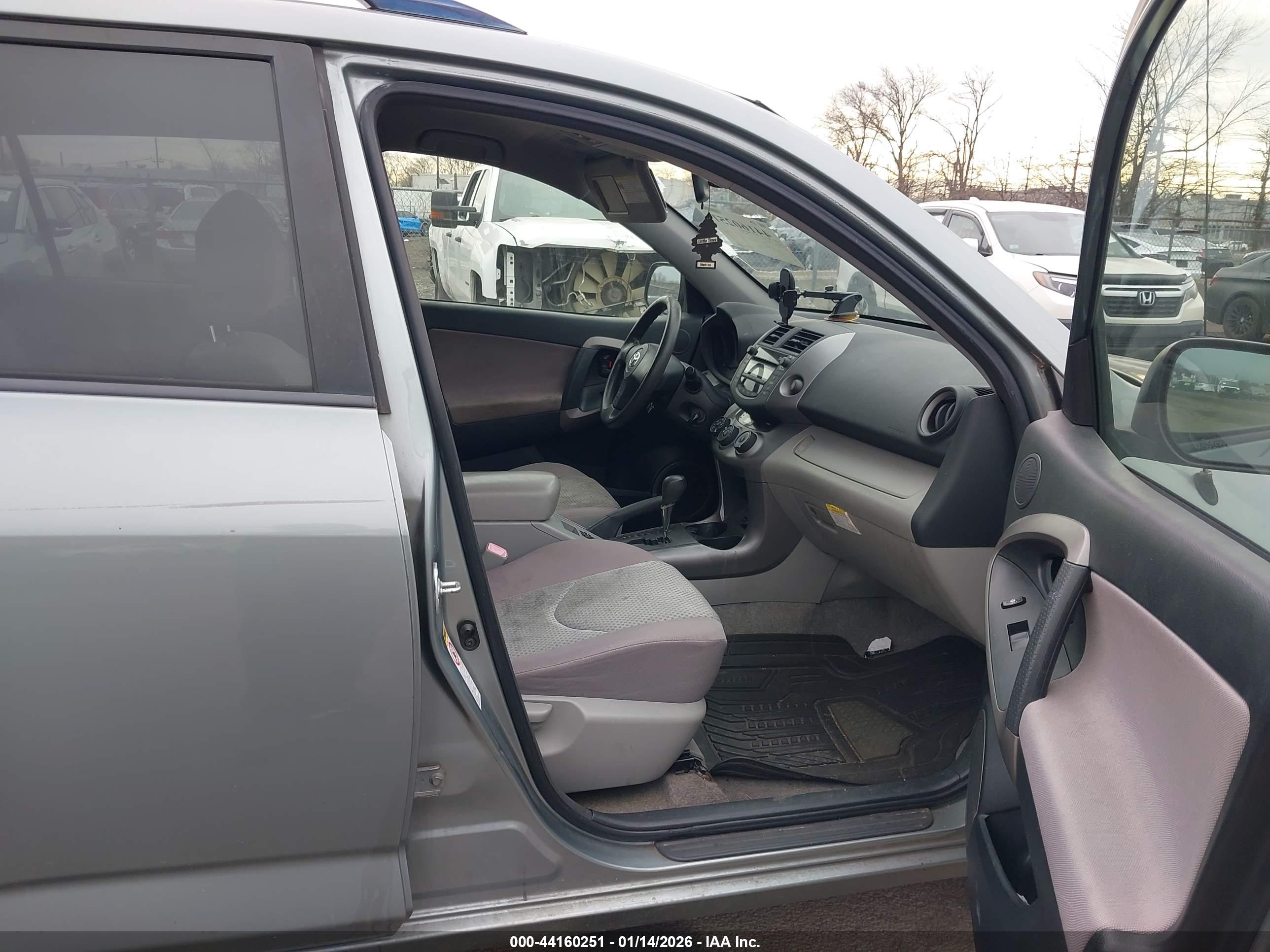 TOYOTA RAV4 image 5