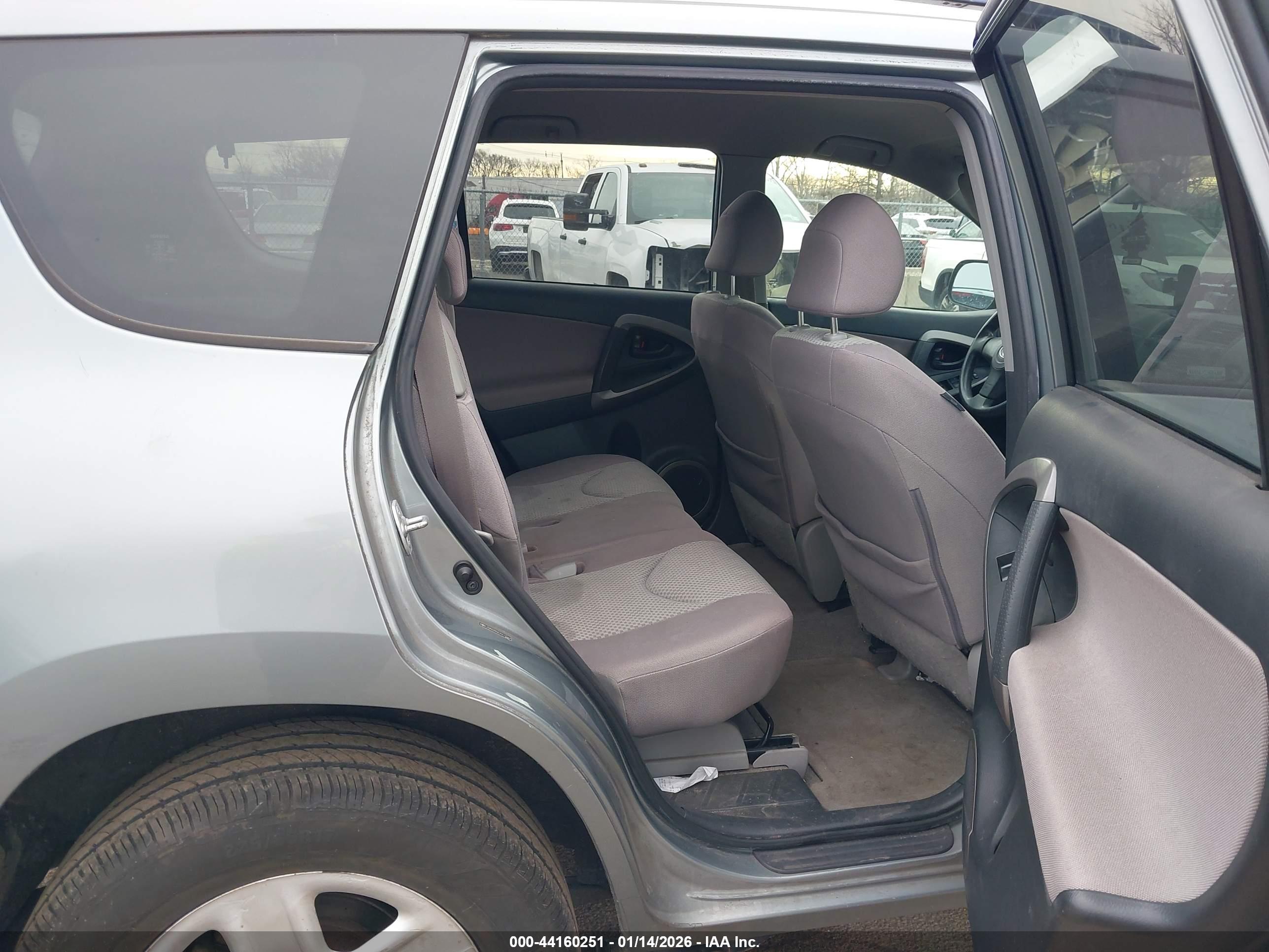 TOYOTA RAV4 image 8