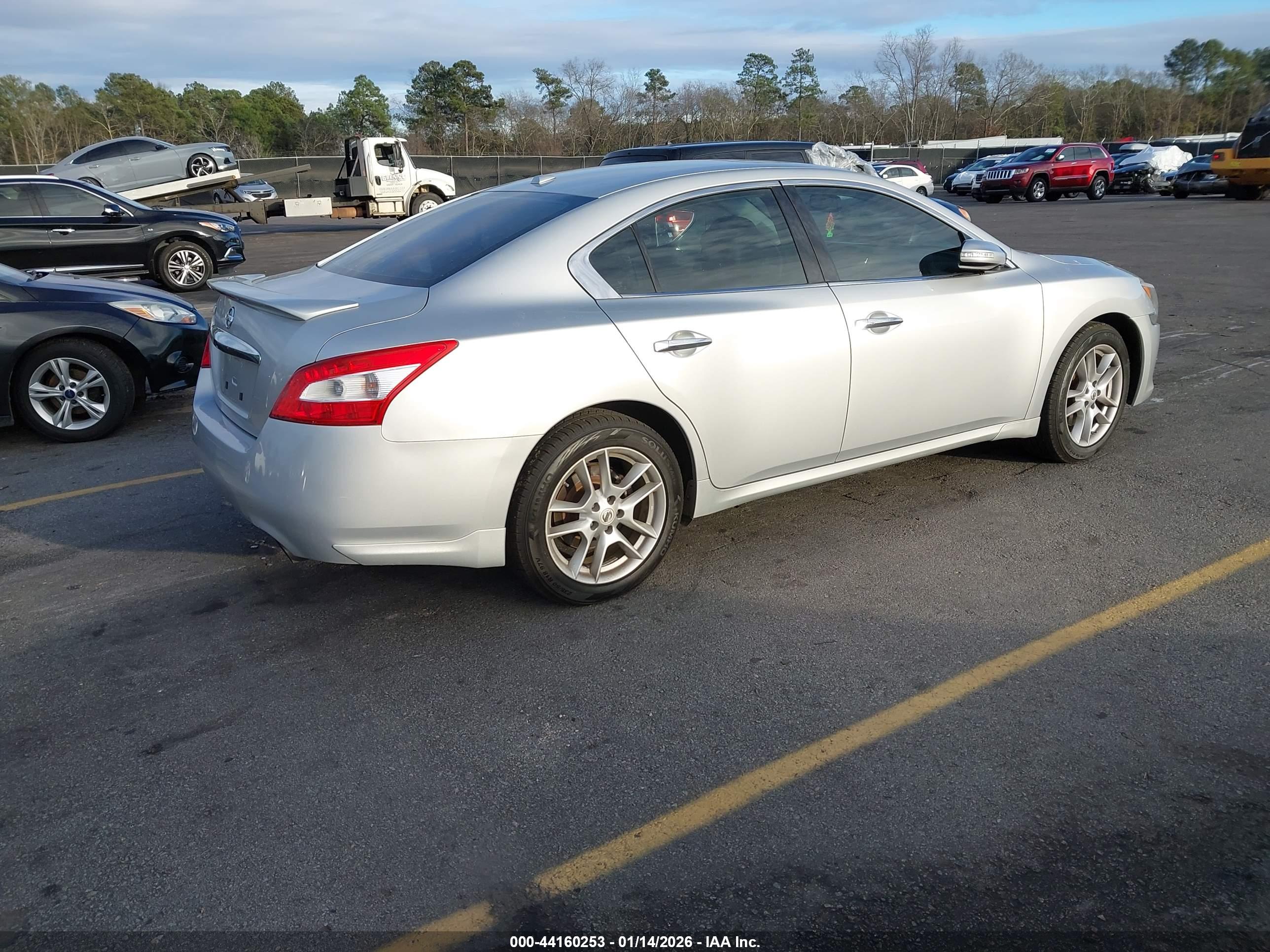 NISSAN MAXIMA image 4