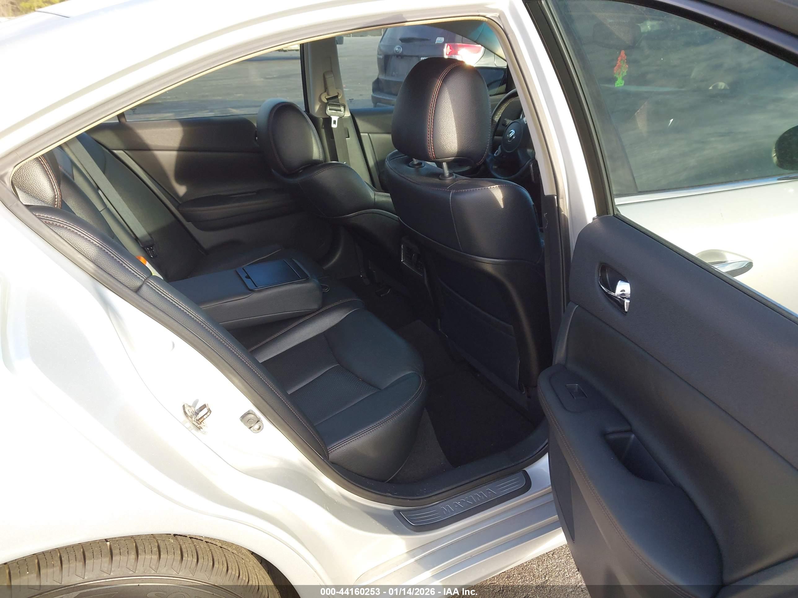 NISSAN MAXIMA image 8