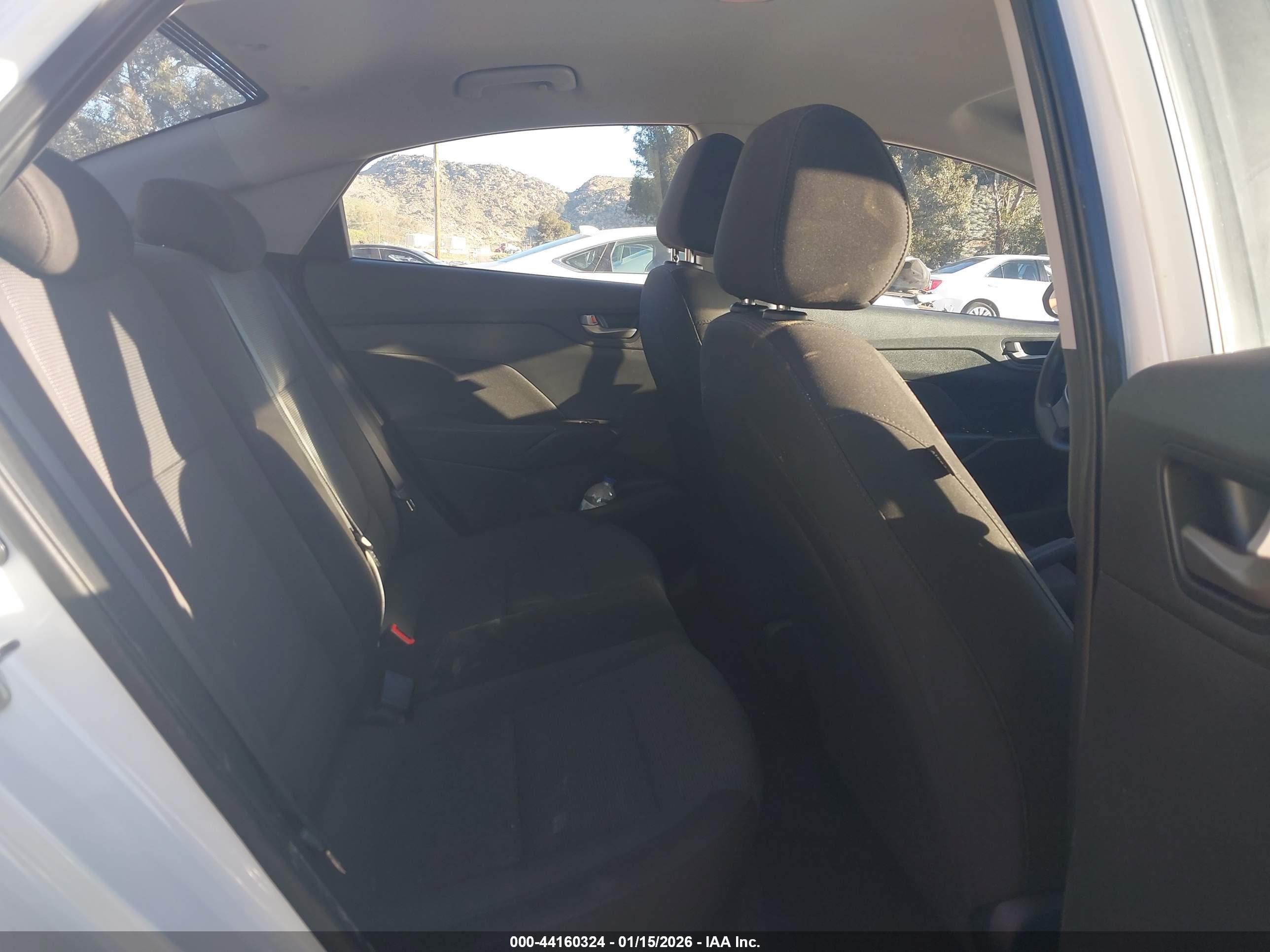 HYUNDAI ACCENT image 8