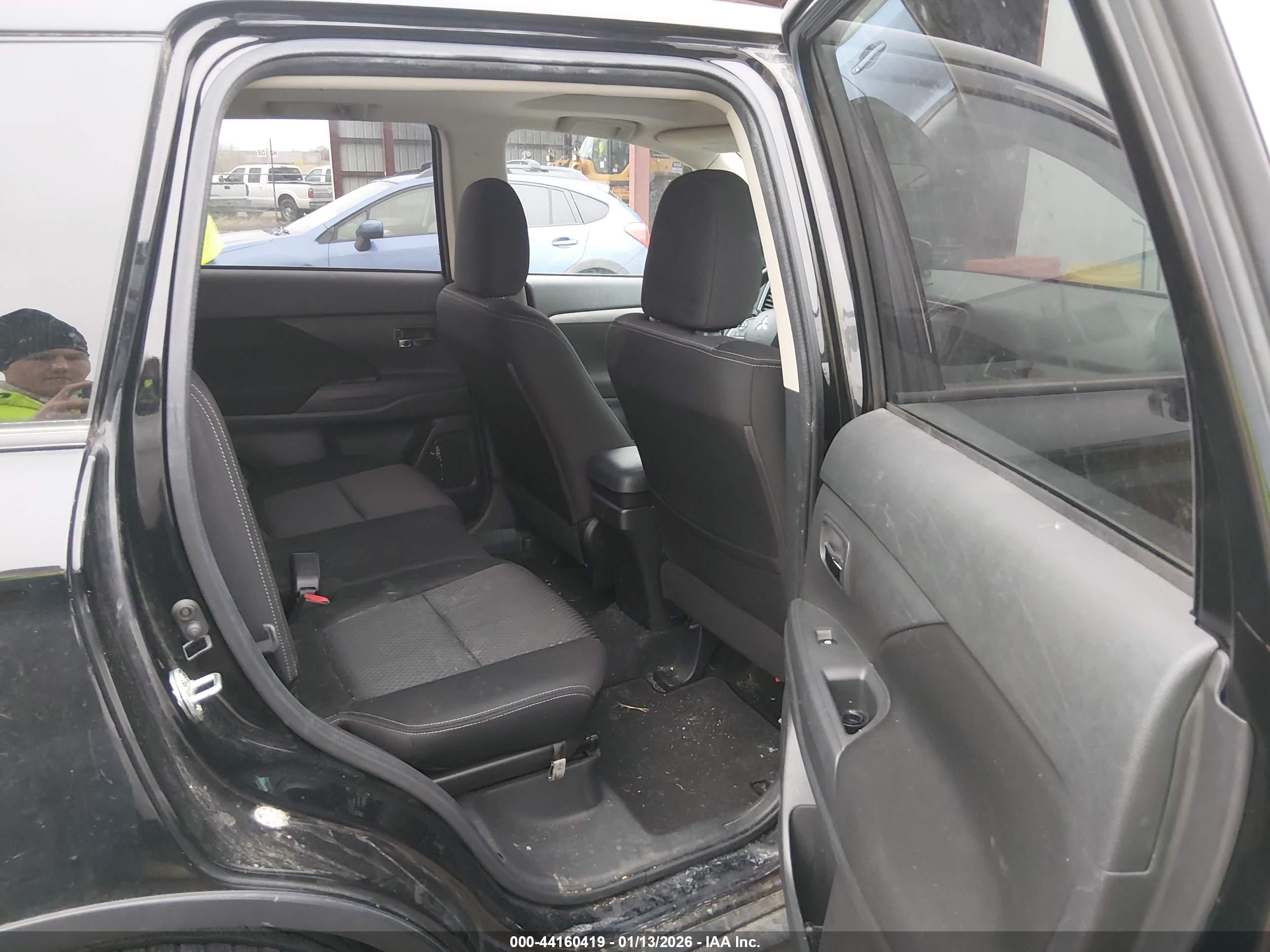 MITSUBISHI OUTLANDER image 8