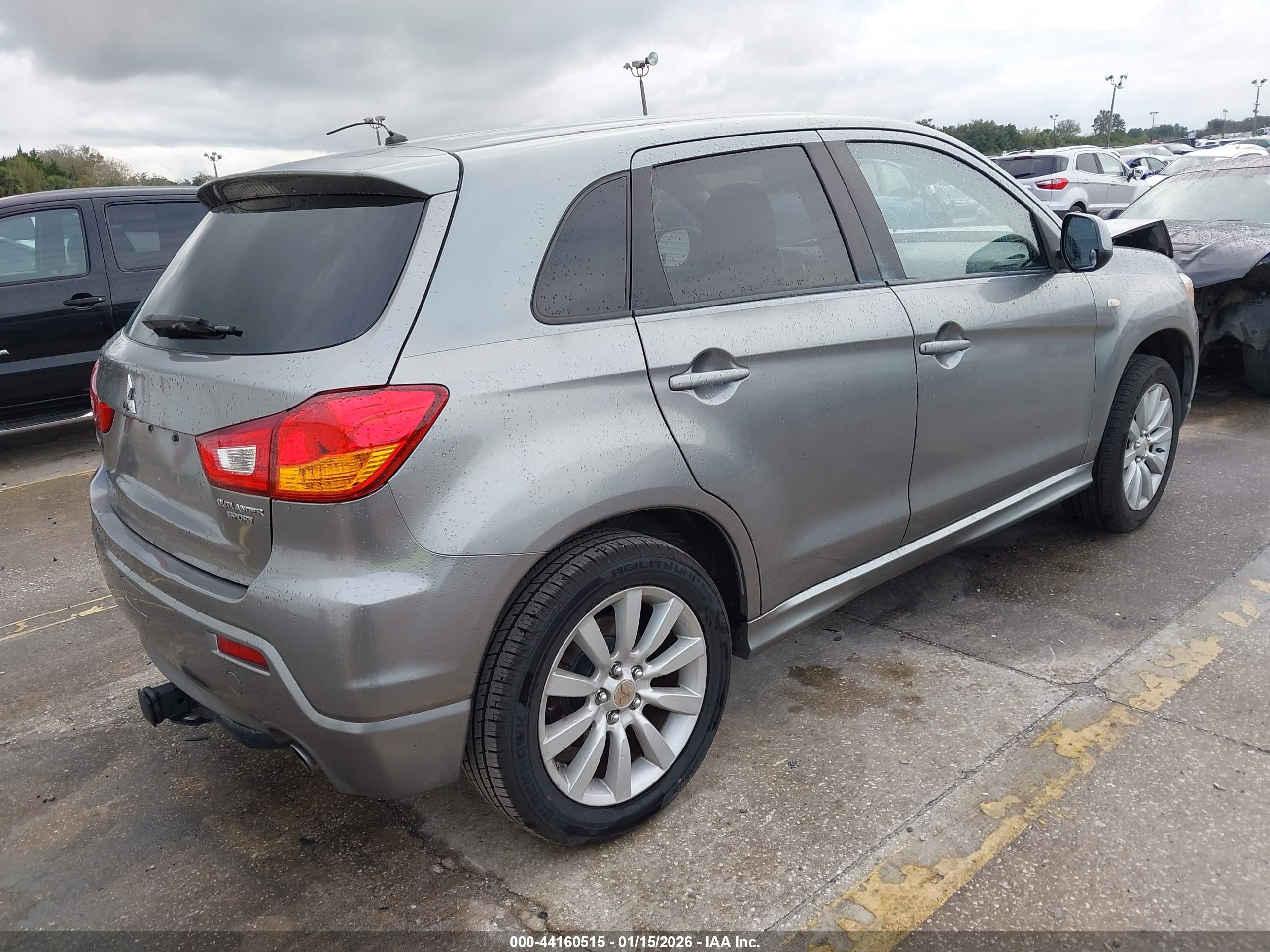 MITSUBISHI OUTLANDER image 4