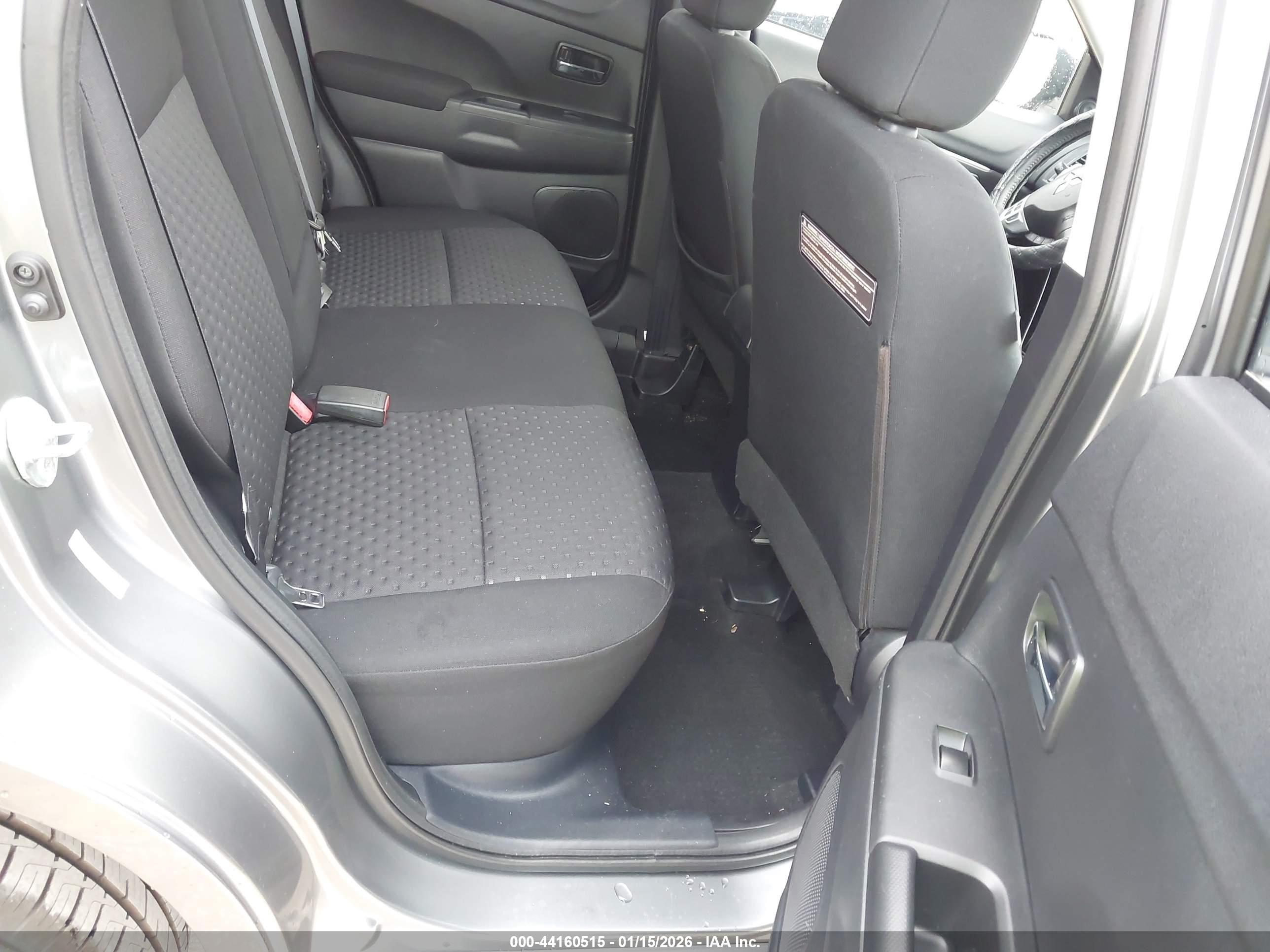 MITSUBISHI OUTLANDER image 8