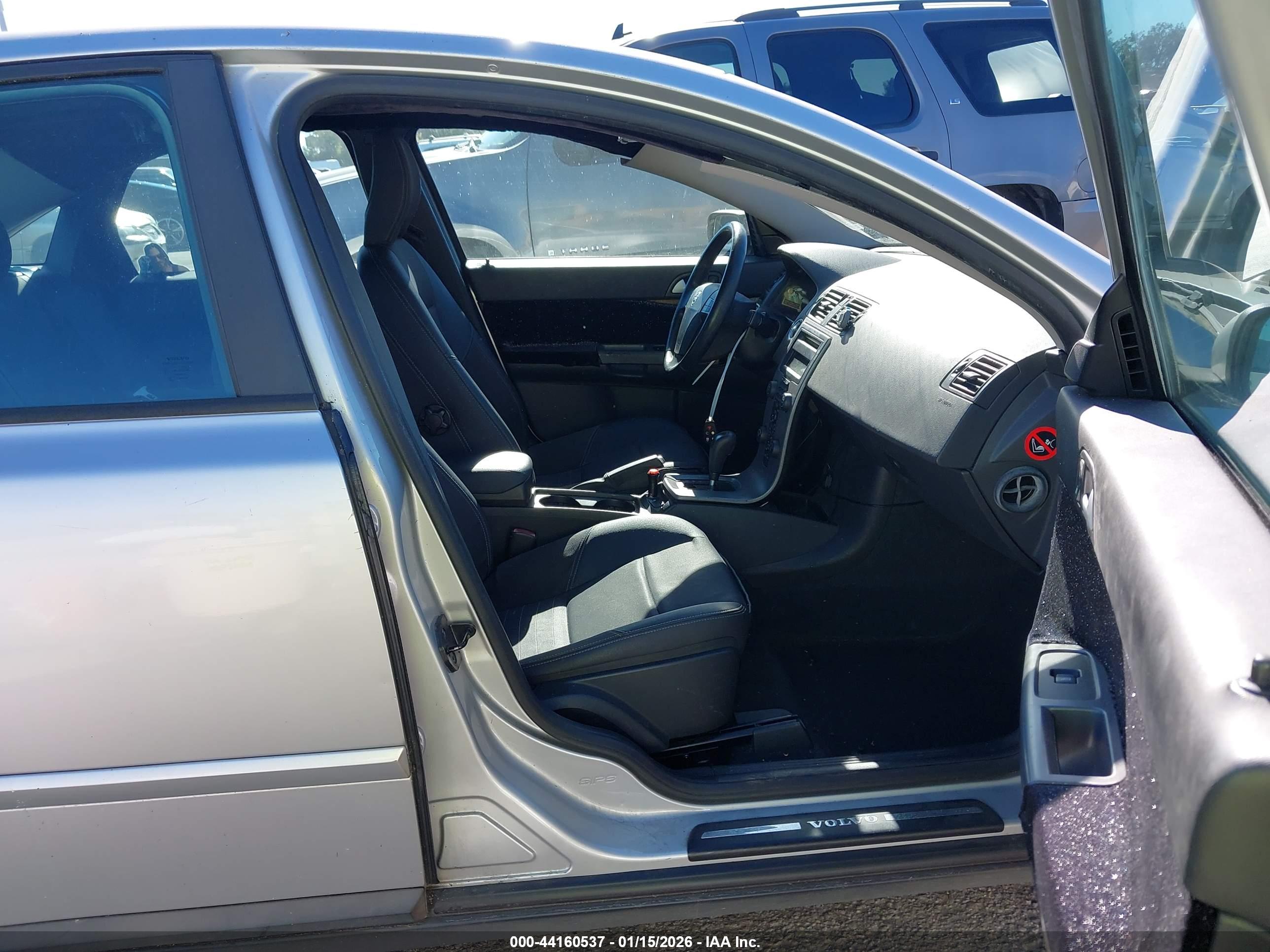 VOLVO S40 image 5