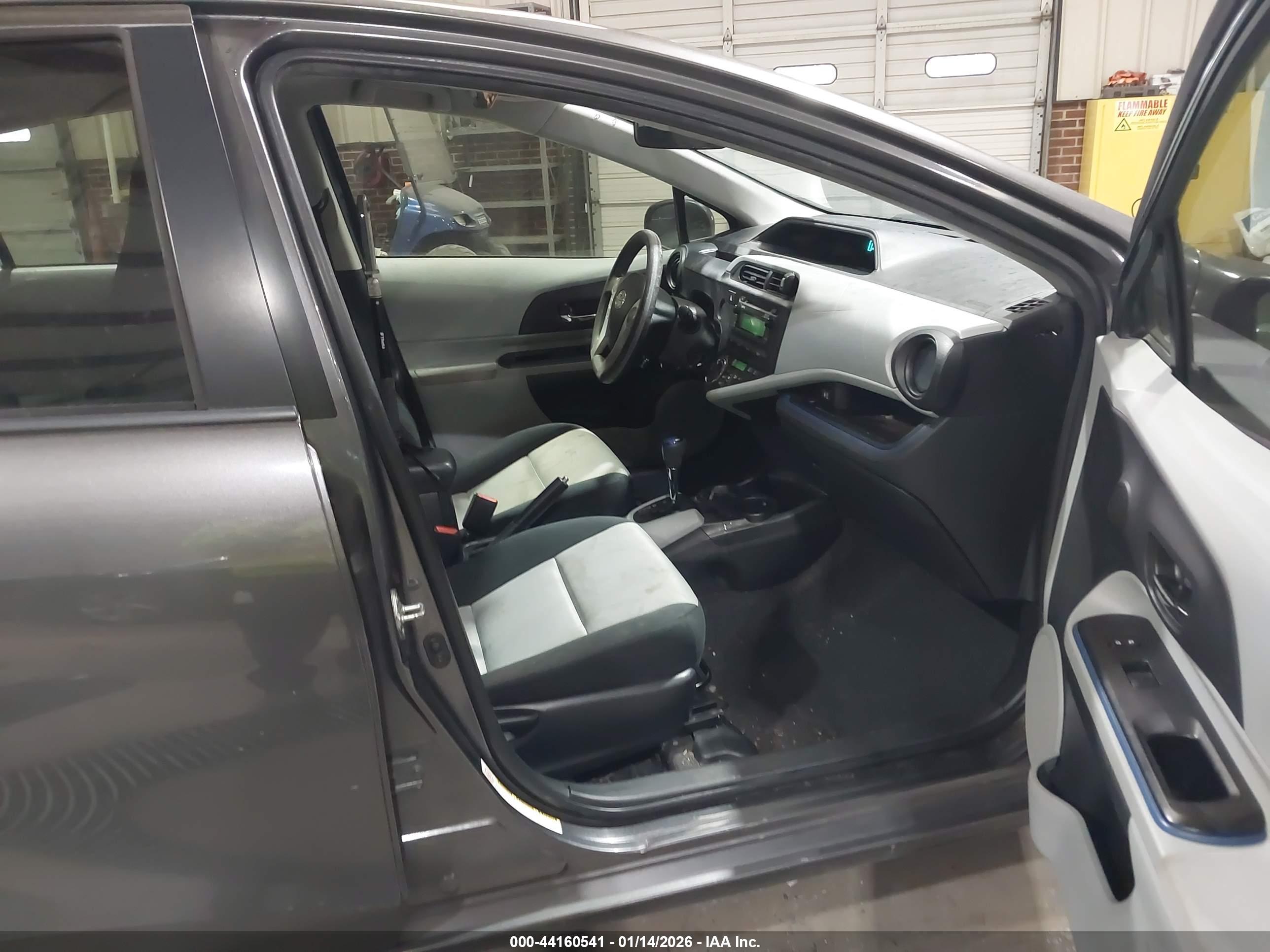 TOYOTA PRIUS image 5