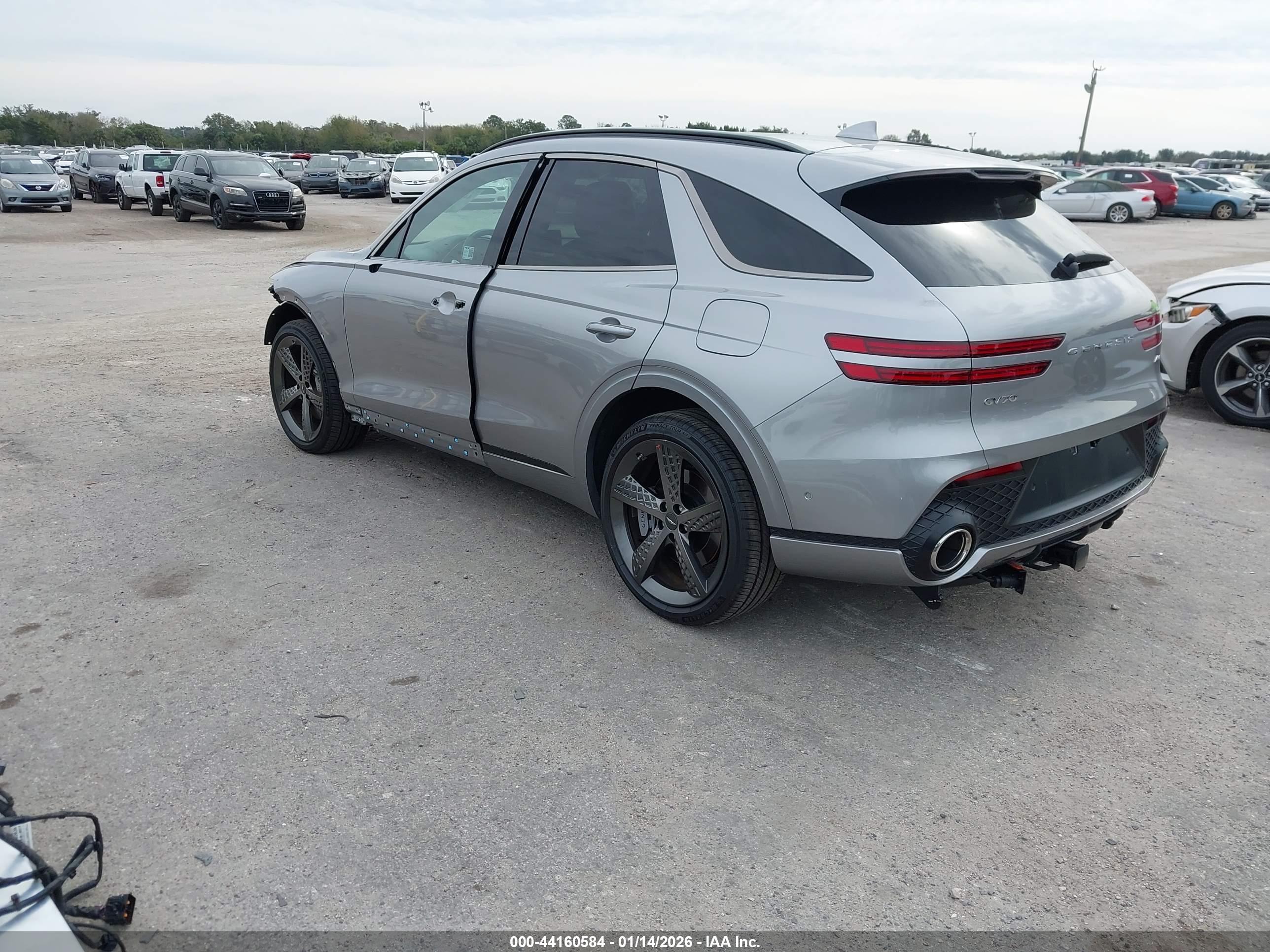 GENESIS GV70 image 3