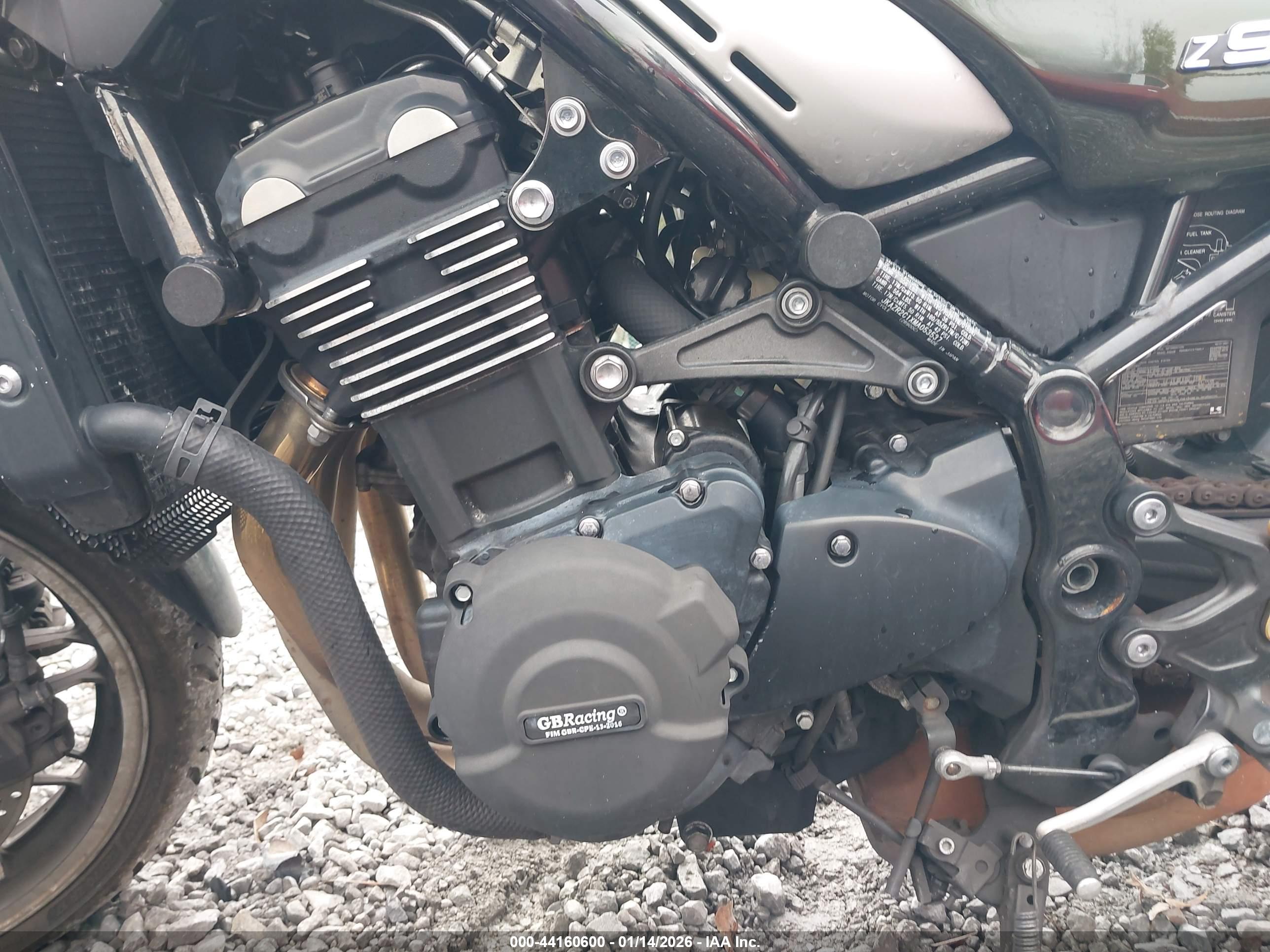 KAWASAKI ZR900 image 9