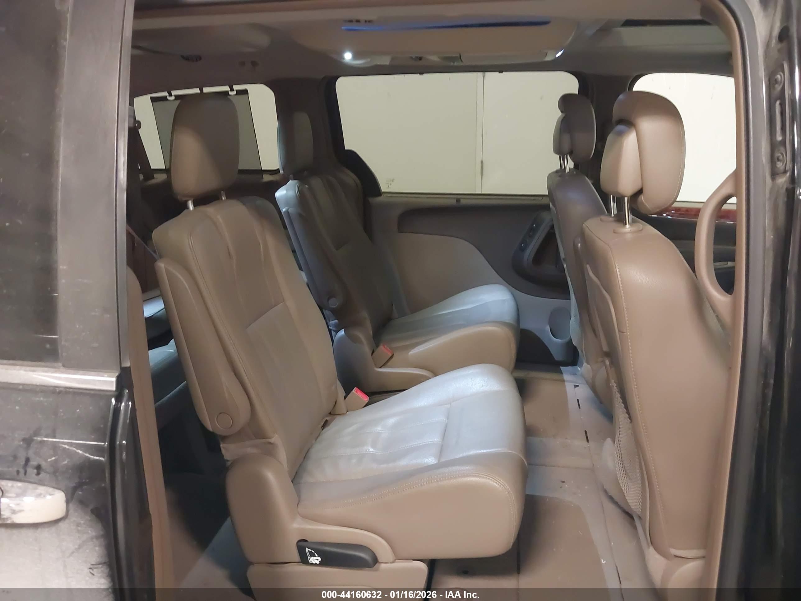 CHRYSLER TOWN image 8