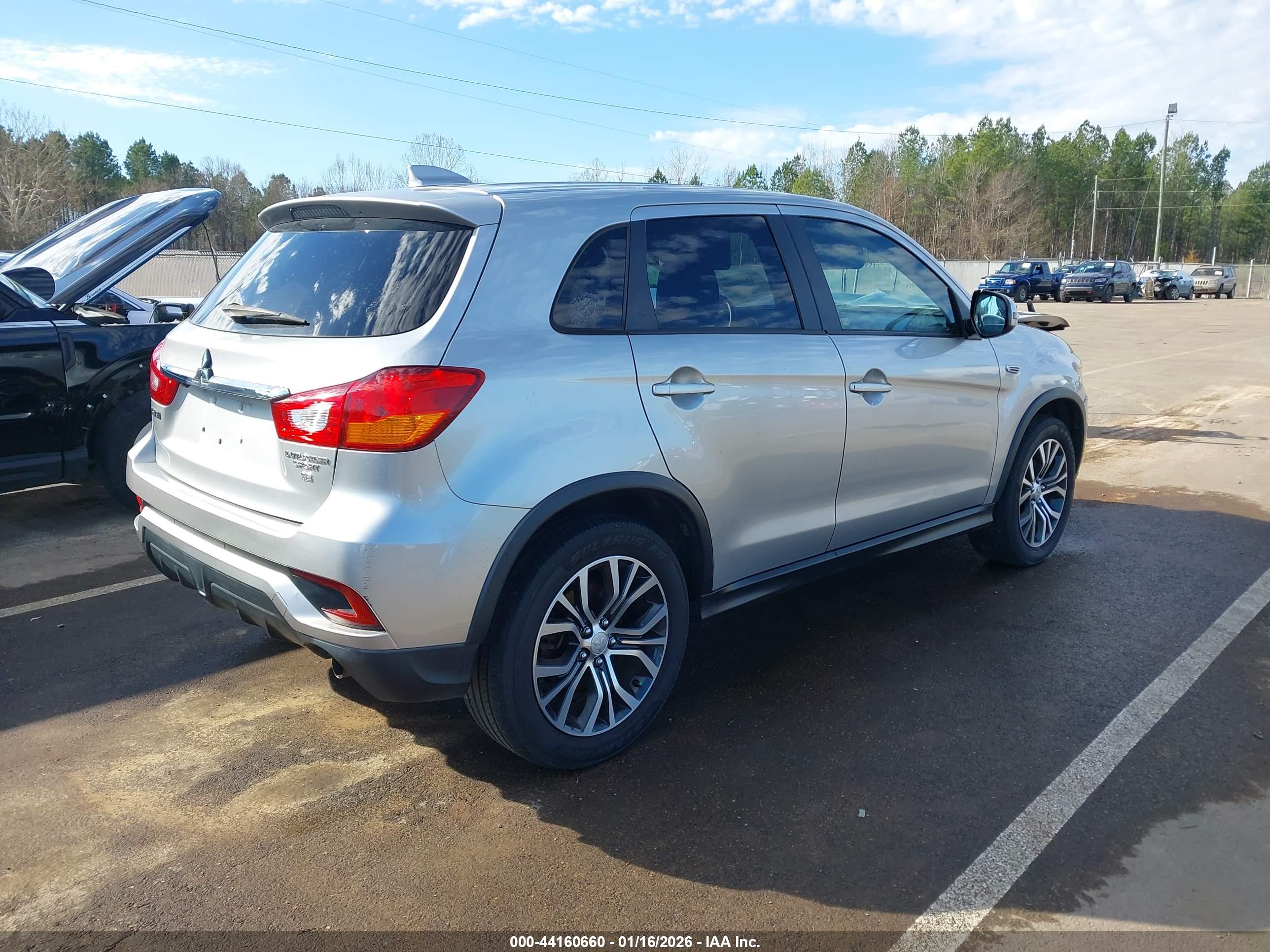 MITSUBISHI OUTLANDER image 4