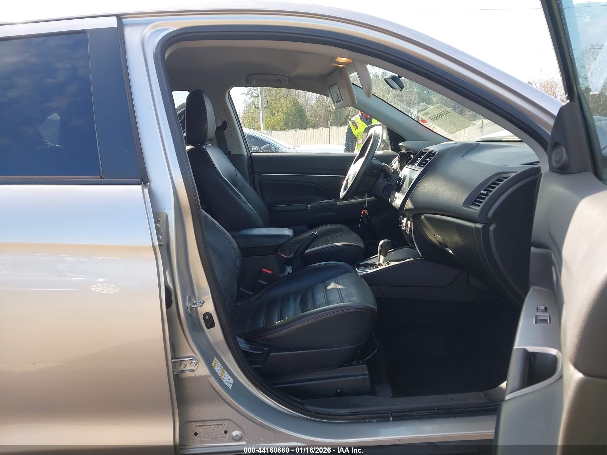 MITSUBISHI OUTLANDER image 5
