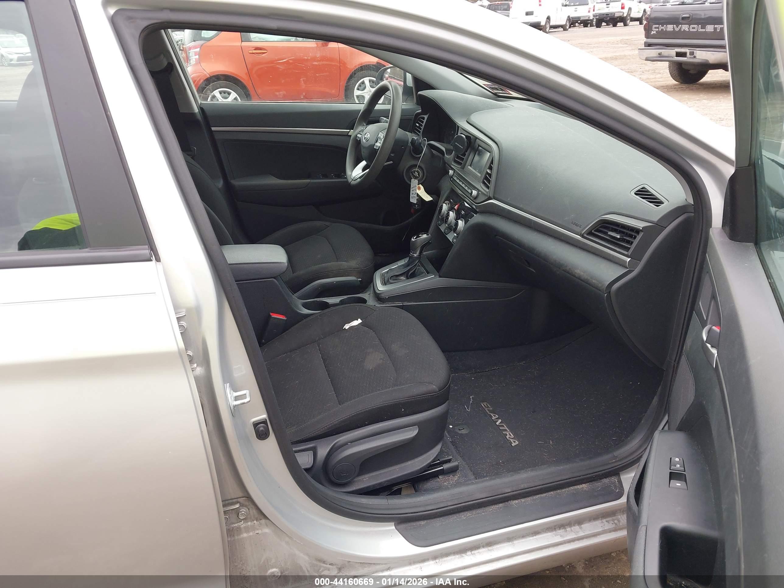 HYUNDAI ELANTRA image 5