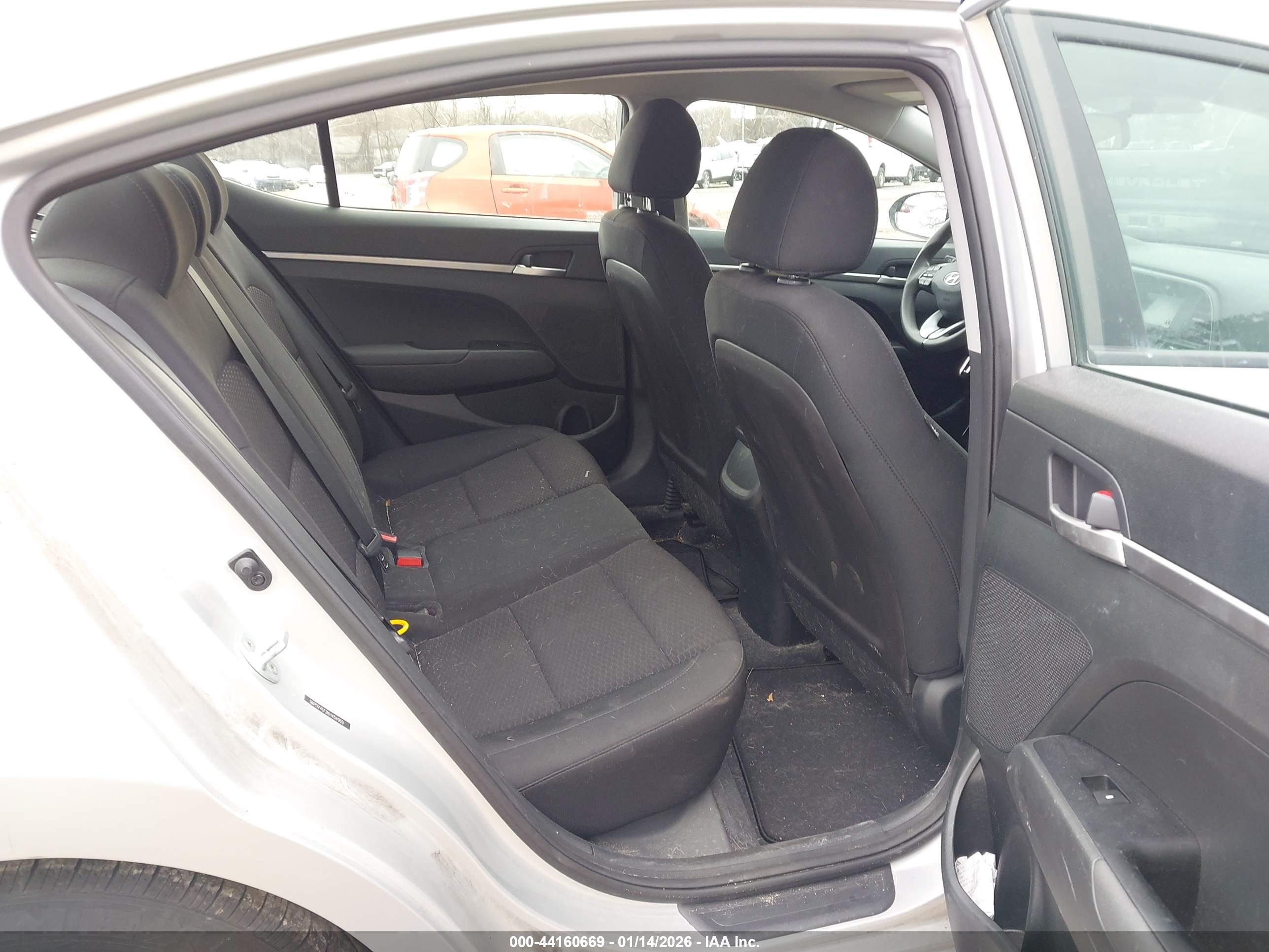 HYUNDAI ELANTRA image 8