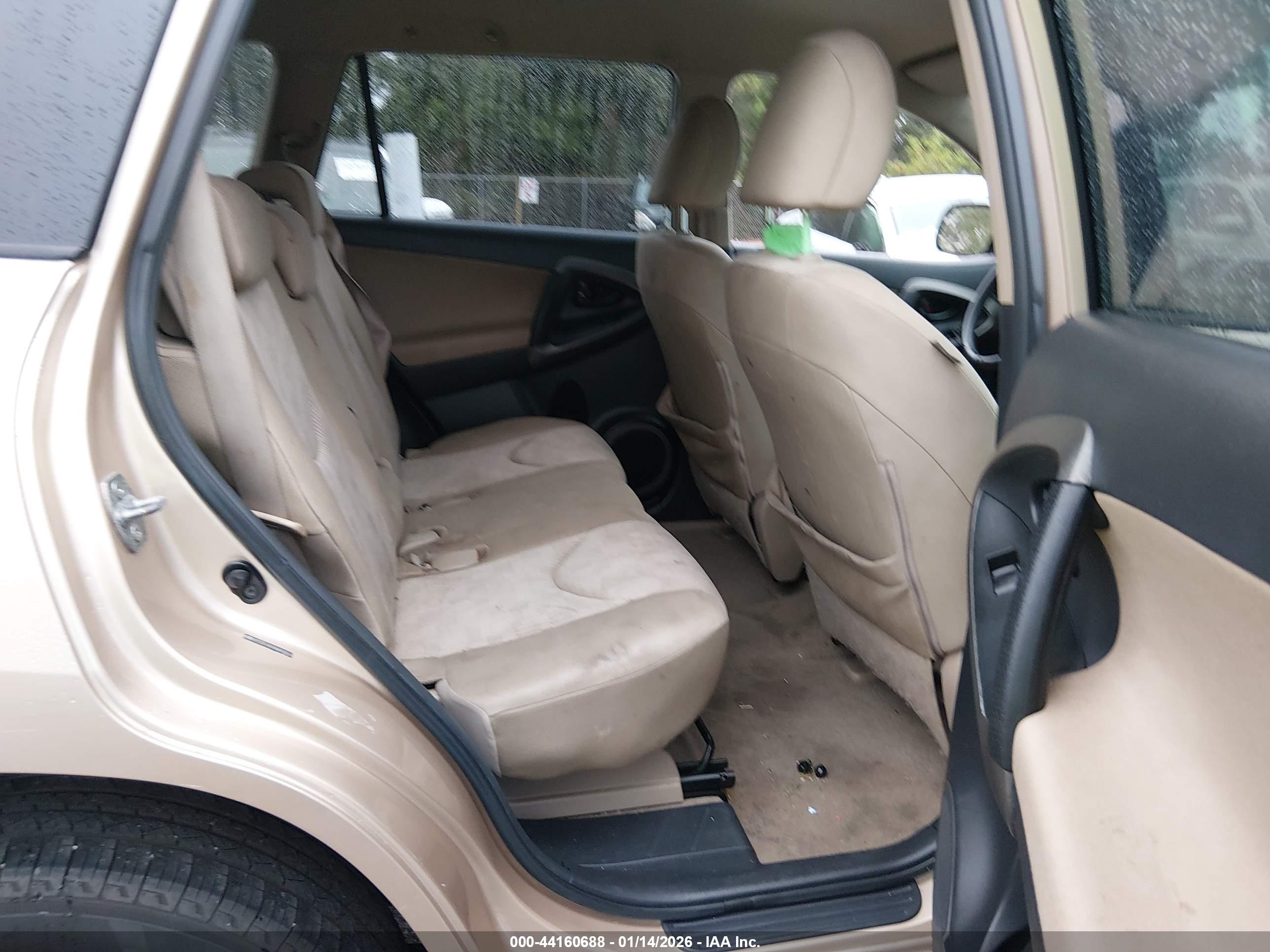 TOYOTA RAV4 image 8