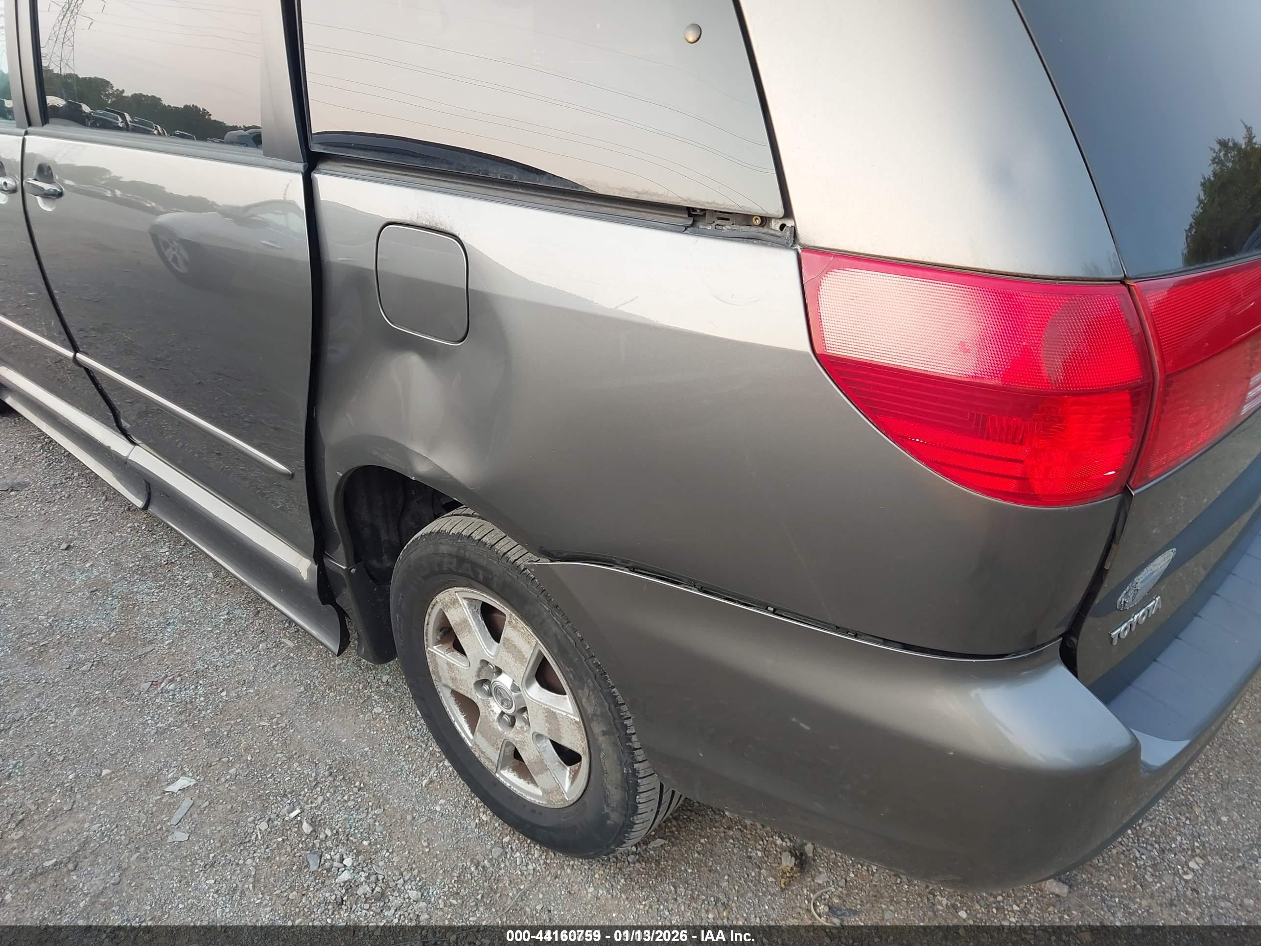 TOYOTA SIENNA image 6